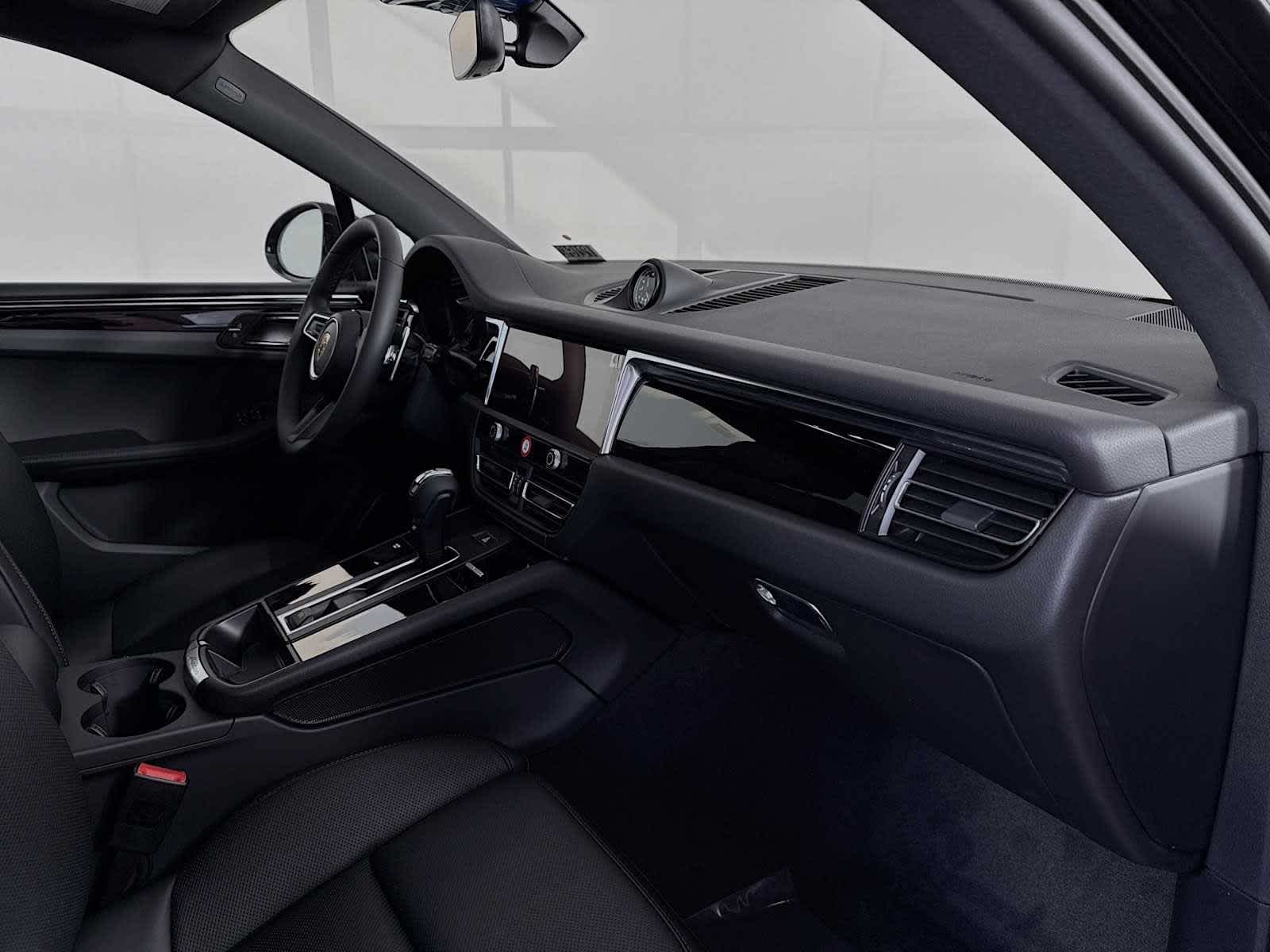 Thumbnail: 2026 Porsche Macan - 22