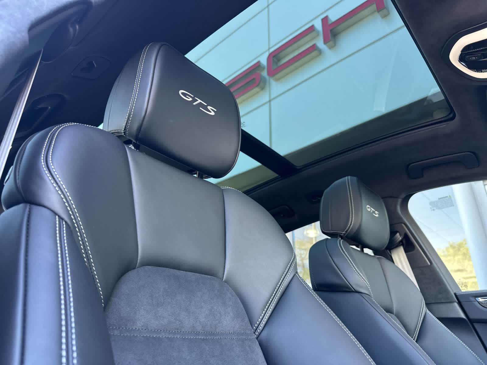 Thumbnail: 2026 Porsche Macan - 18