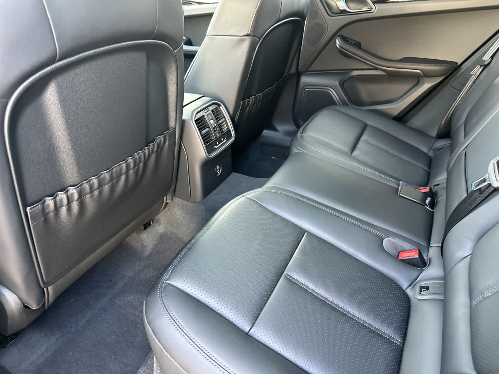 Thumbnail: 2026 Porsche Macan - 13