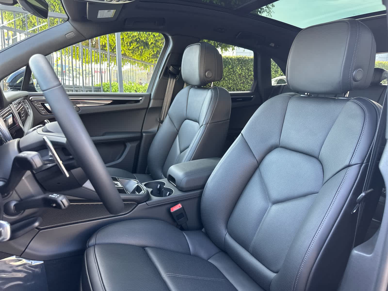 Thumbnail: 2026 Porsche Macan - 5