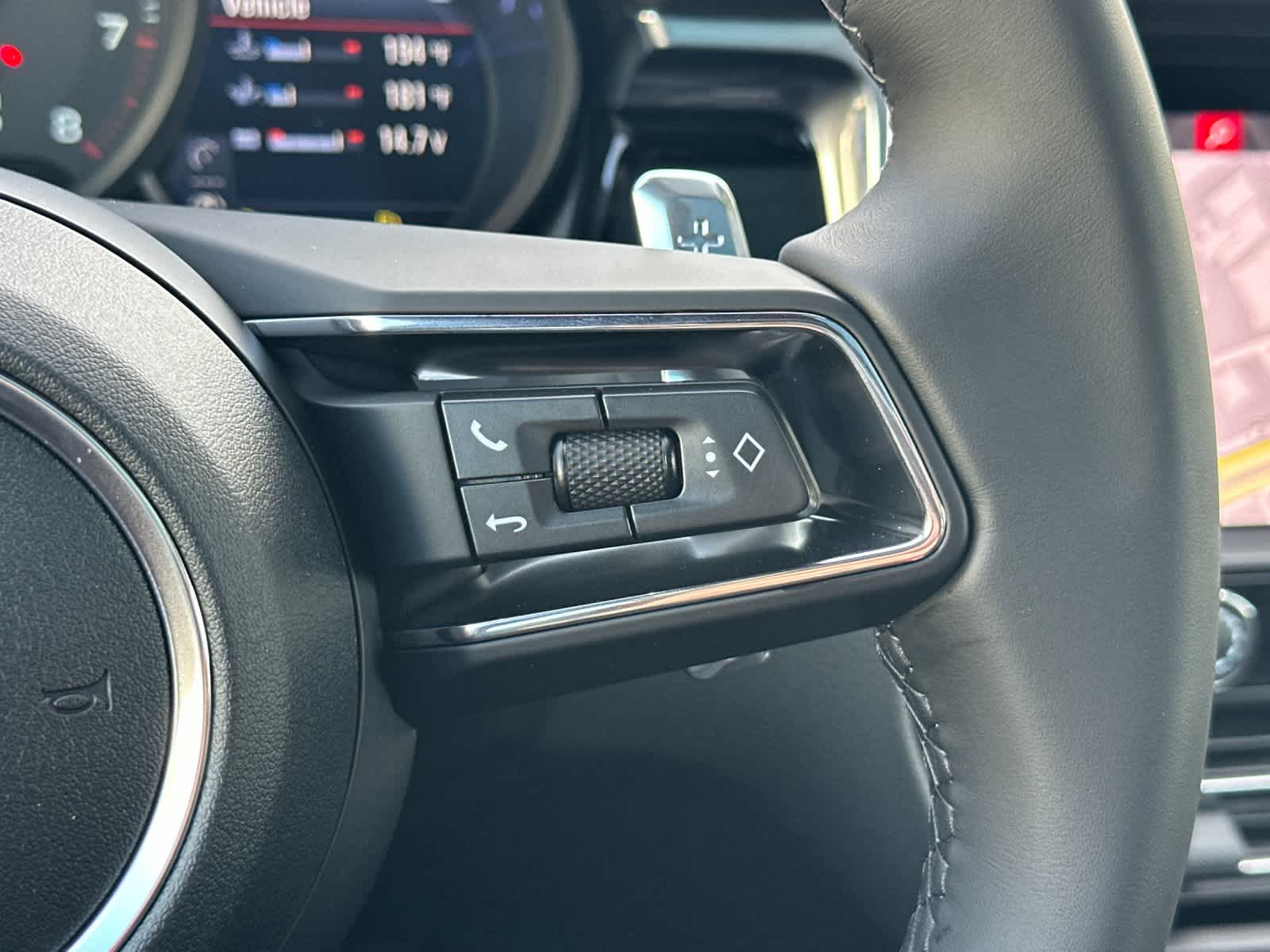 Thumbnail: 2026 Porsche Macan - 27