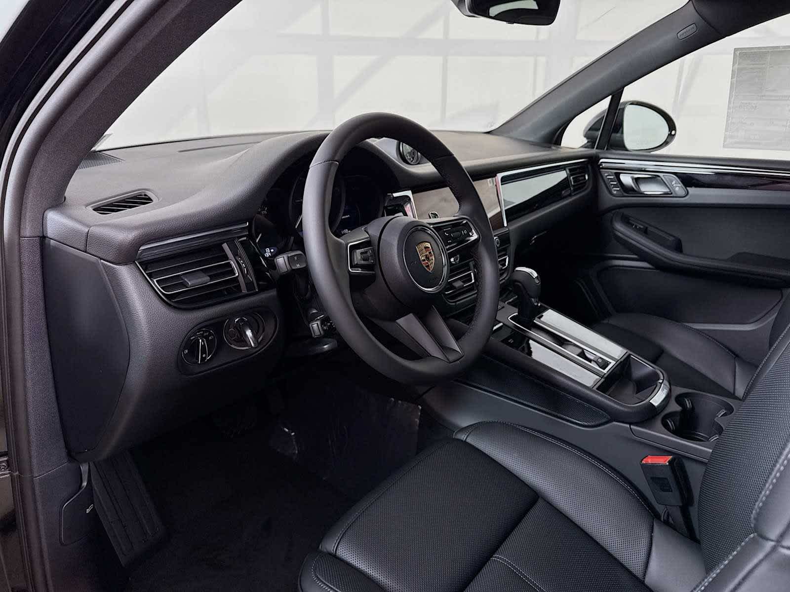 Thumbnail: 2026 Porsche Macan - 4