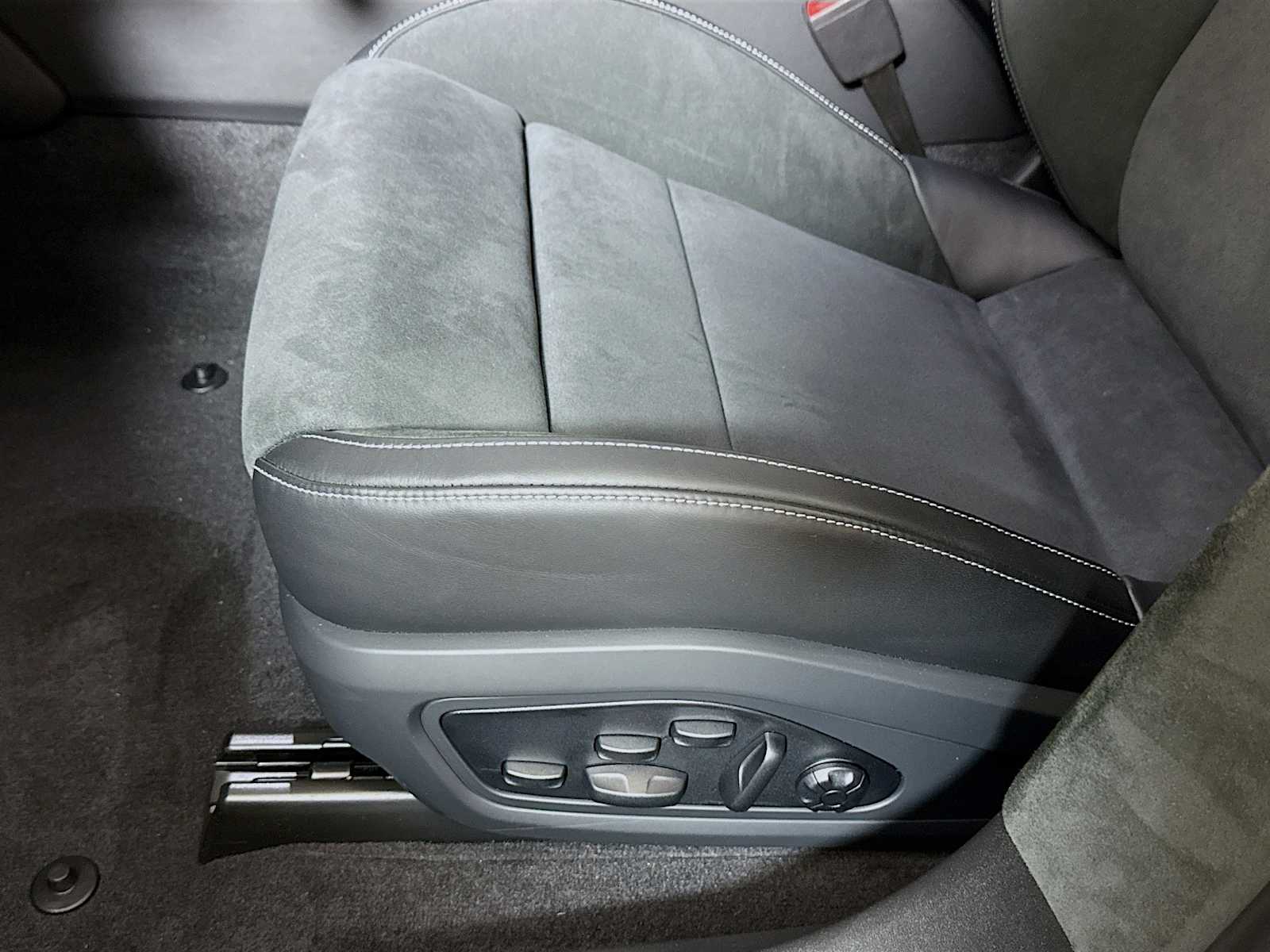 Thumbnail: 2025 Porsche Taycan - 15