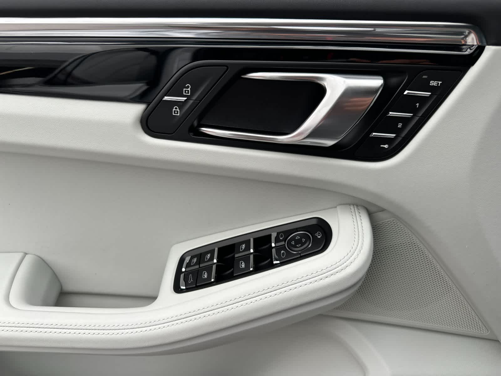 Thumbnail: 2026 Porsche Macan - 12