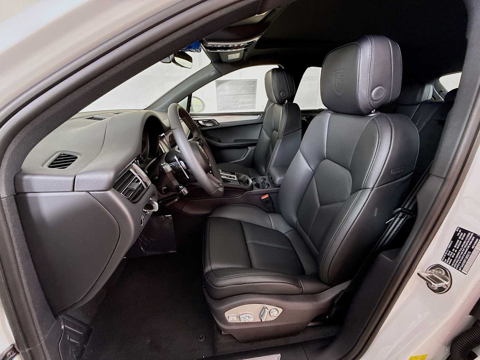 Thumbnail: 2026 Porsche Macan - 5