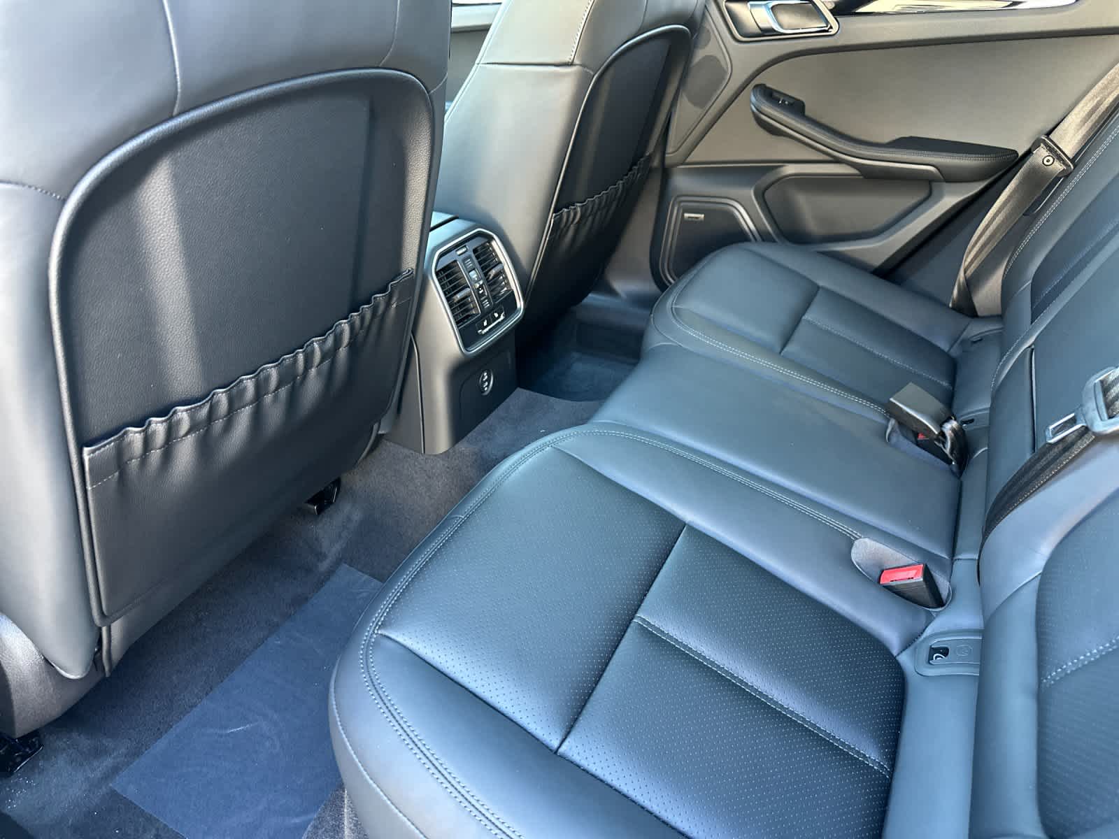 Thumbnail: 2026 Porsche Macan - 13