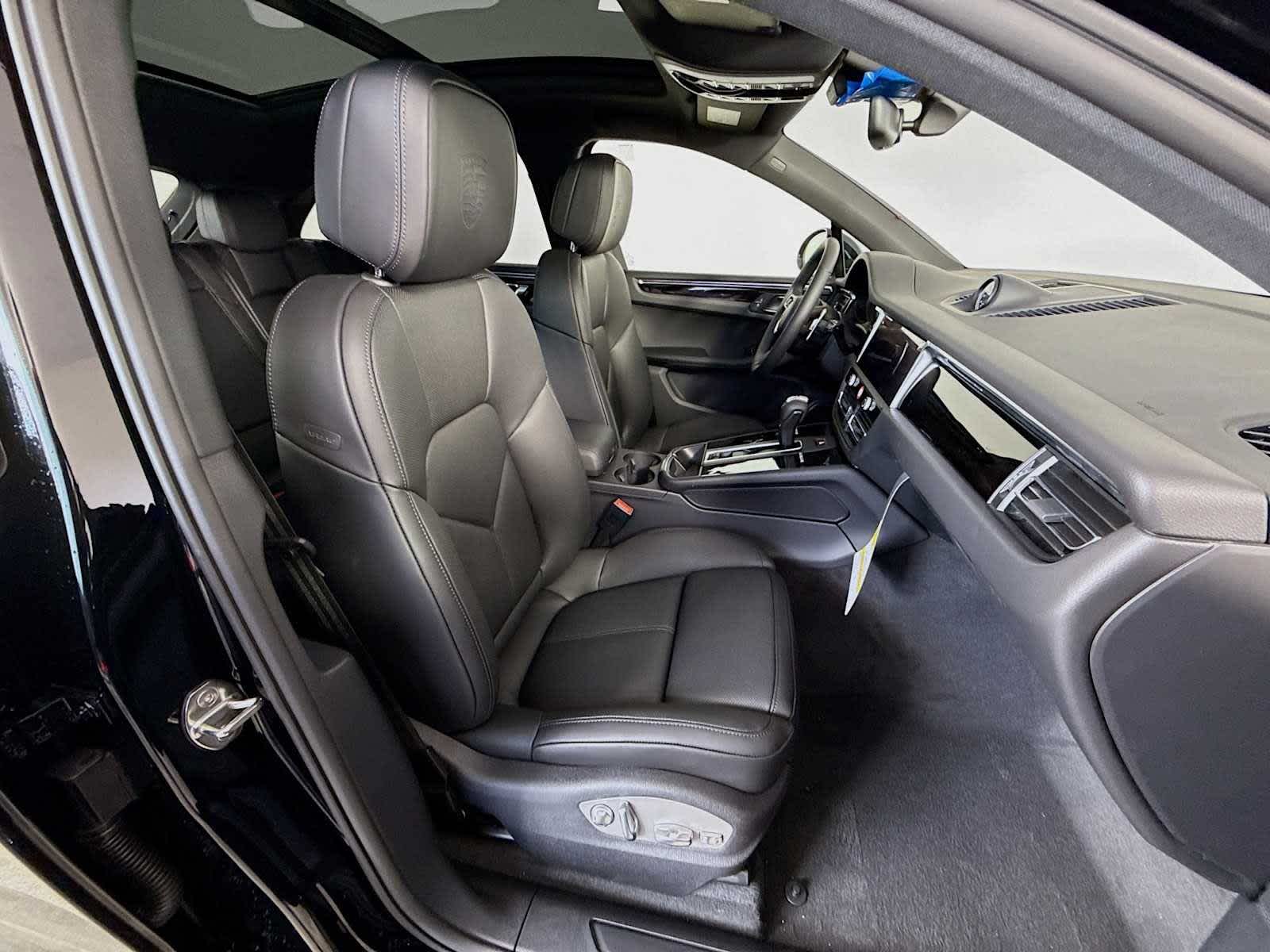 Thumbnail: 2026 Porsche Macan - 21