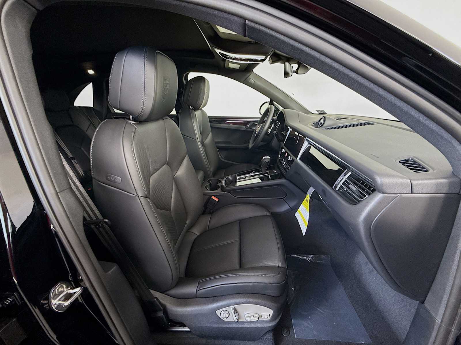 Thumbnail: 2025 Porsche Macan - 21