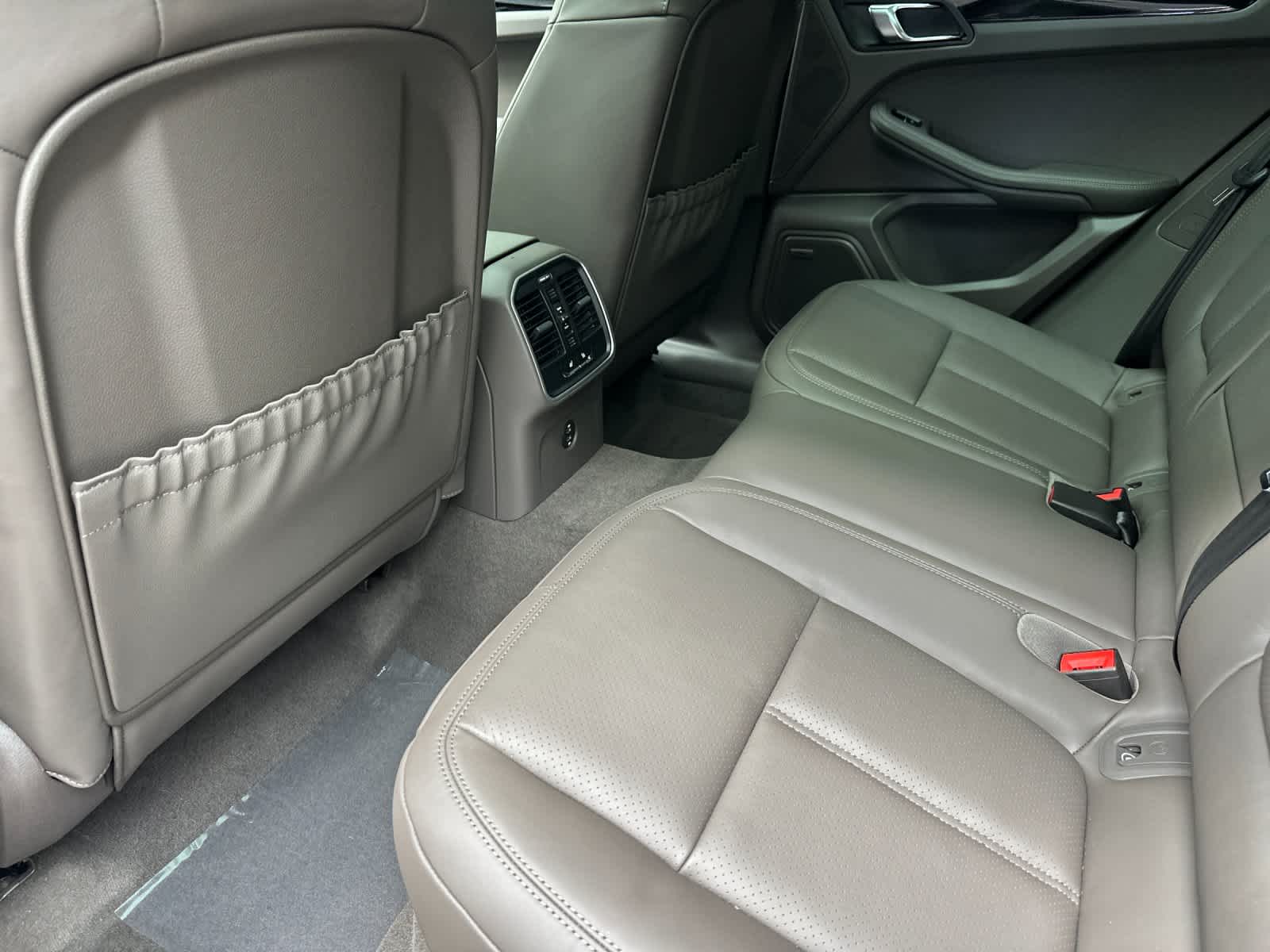 Thumbnail: 2026 Porsche Macan - 13