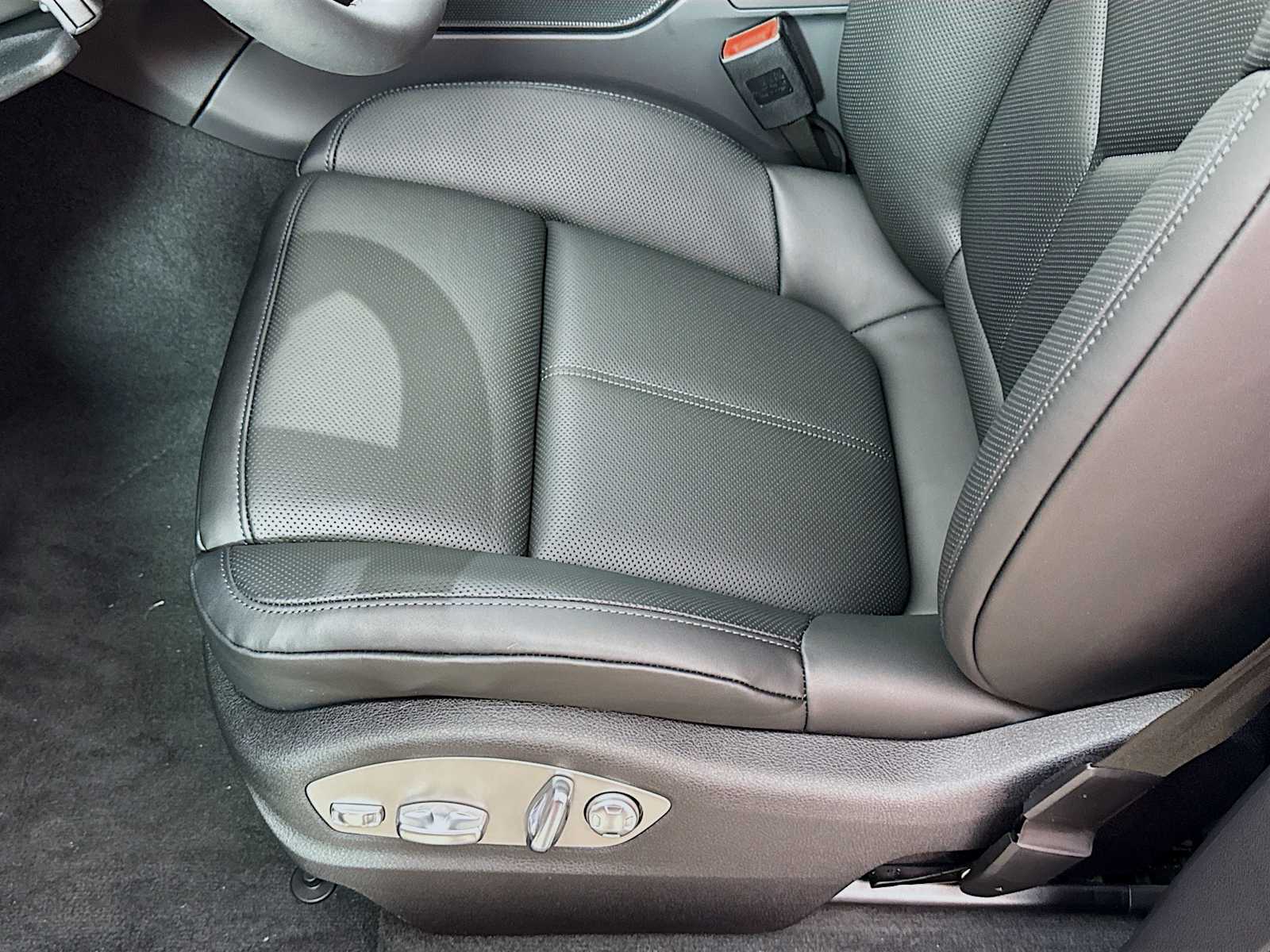 Thumbnail: 2026 Porsche Macan - 15