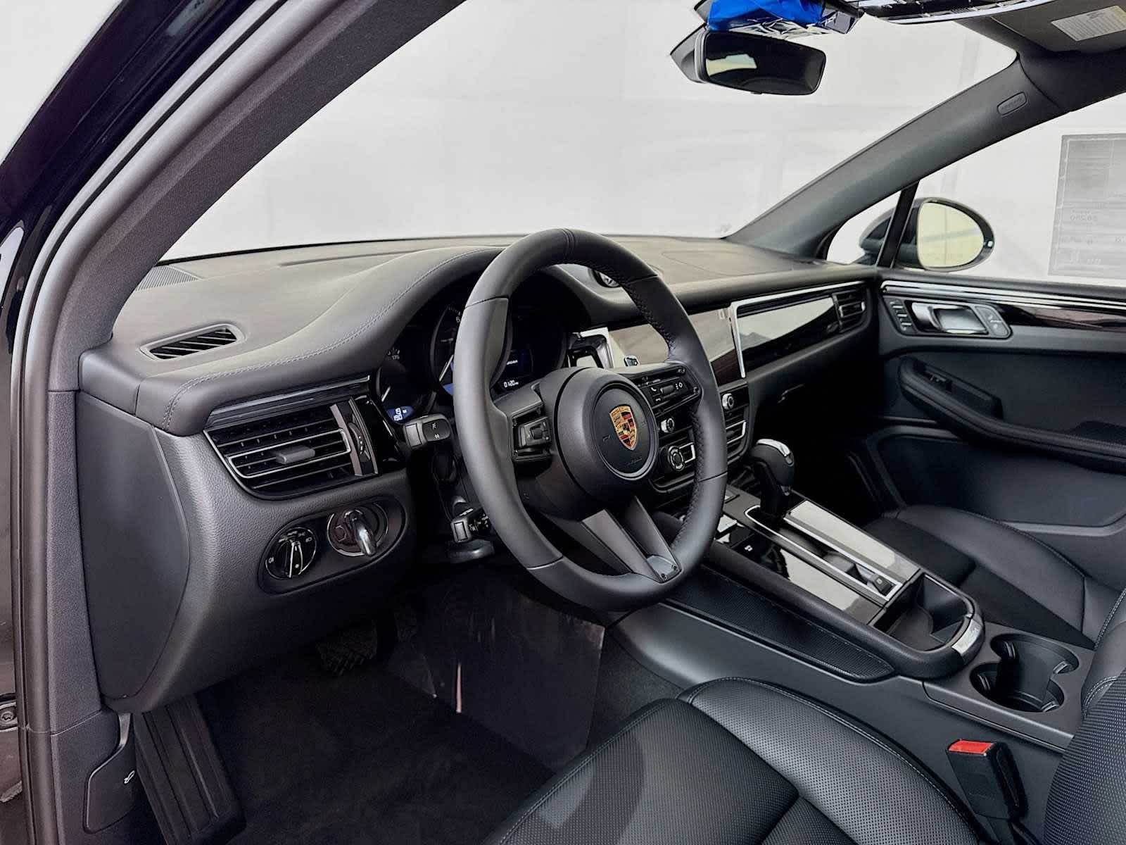 Thumbnail: 2026 Porsche Macan - 4