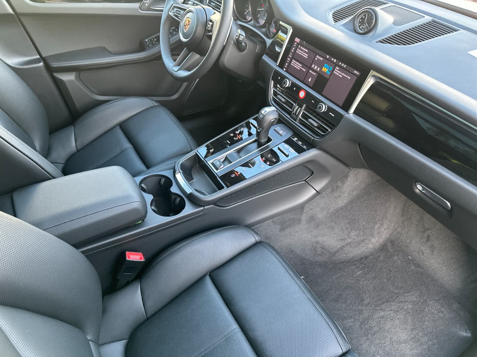 Thumbnail: 2026 Porsche Macan - 17