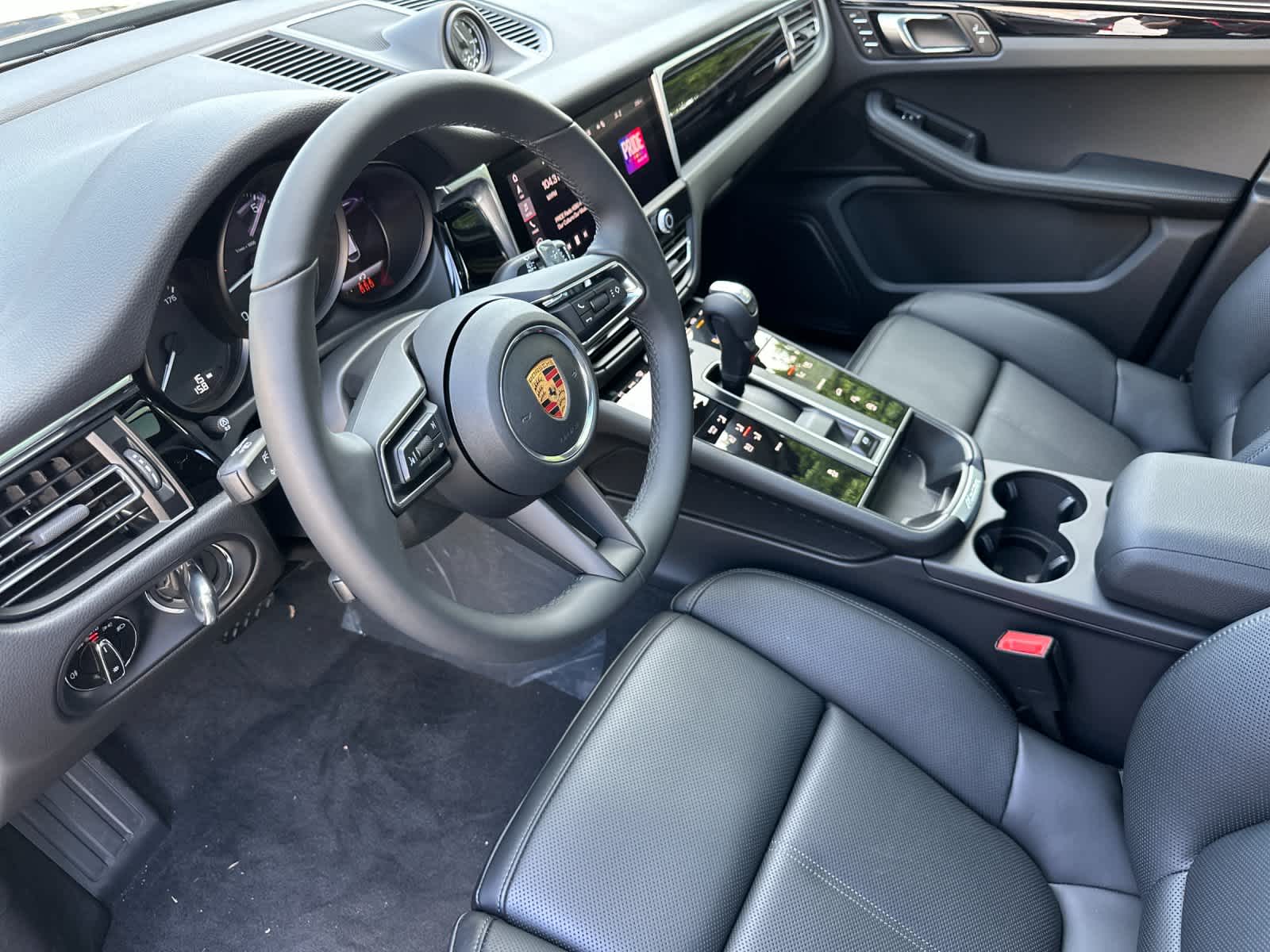 Thumbnail: 2026 Porsche Macan - 4