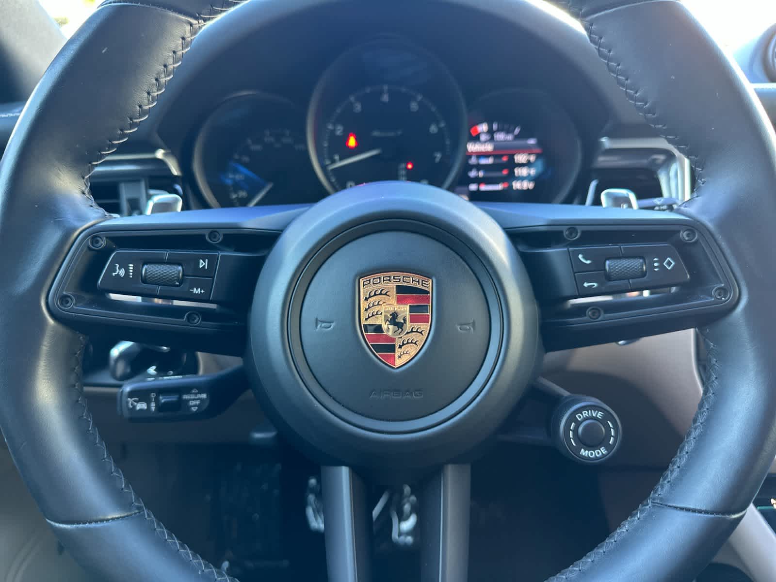 Thumbnail: 2023 Porsche Macan - 25