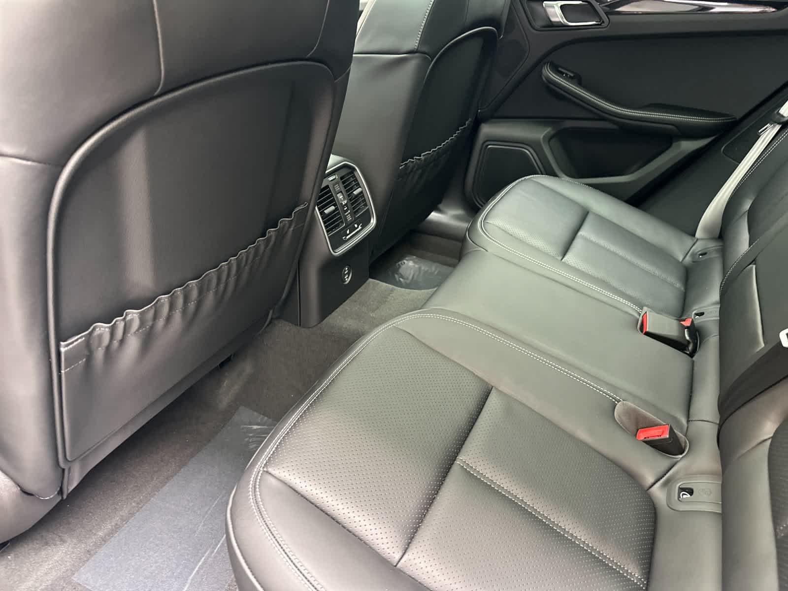 Thumbnail: 2026 Porsche Macan - 13