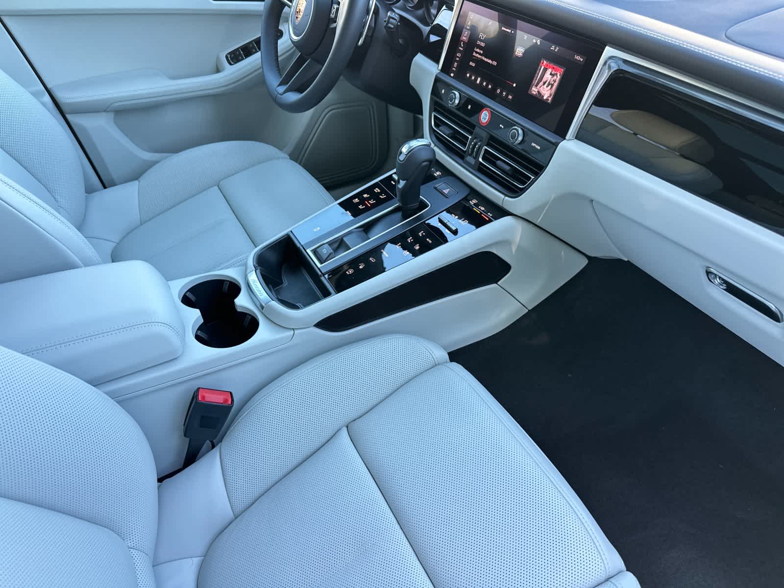 Thumbnail: 2026 Porsche Macan - 17