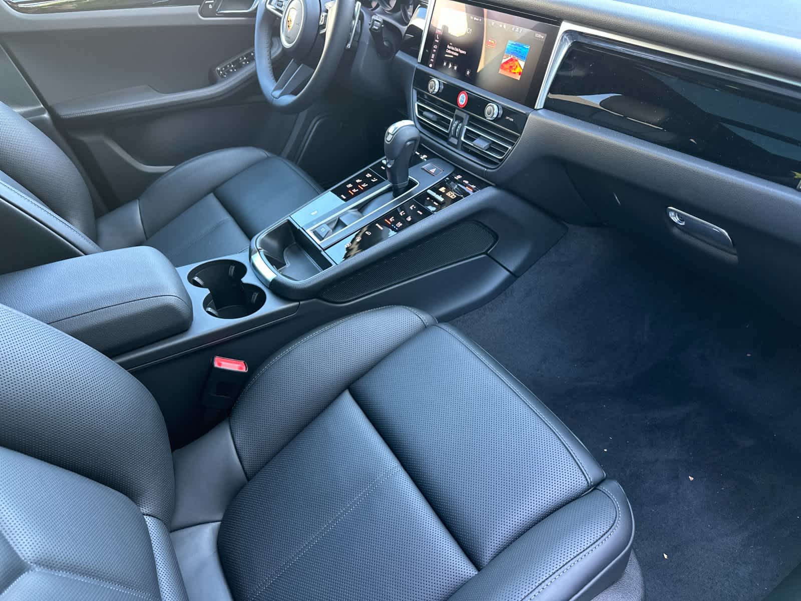 Thumbnail: 2026 Porsche Macan - 17