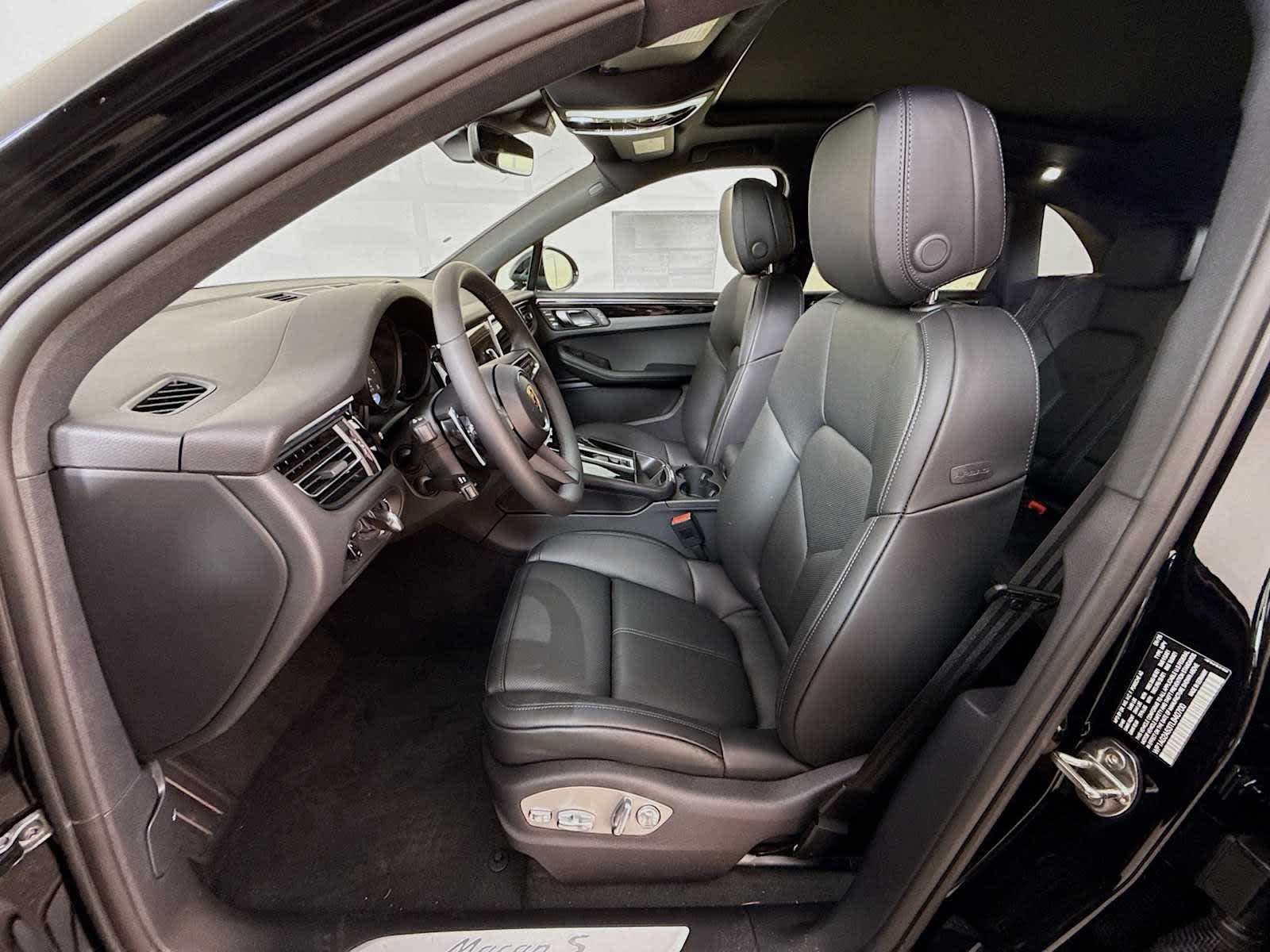 Thumbnail: 2026 Porsche Macan - 5