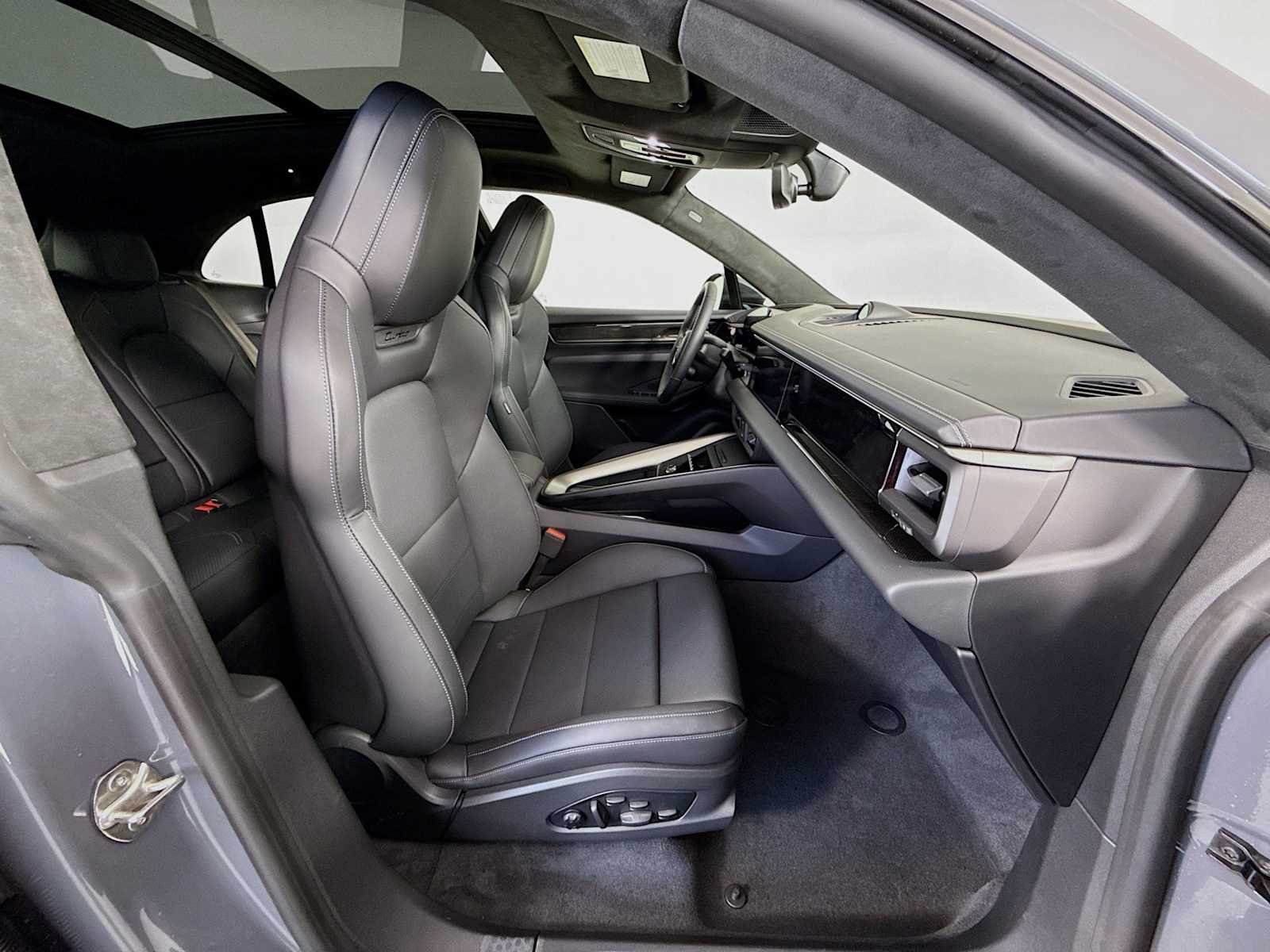 Thumbnail: 2025 Porsche Macan - 21