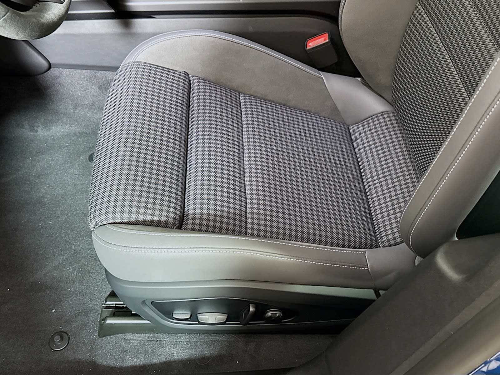 Thumbnail: 2025 Porsche Taycan - 15