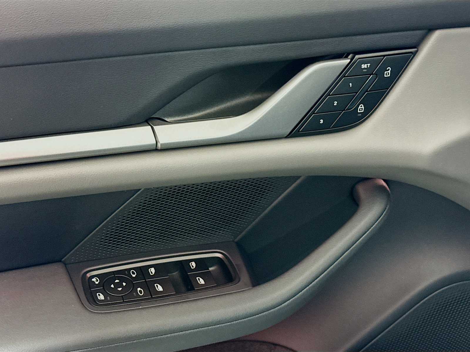 Thumbnail: 2025 Porsche Taycan - 14