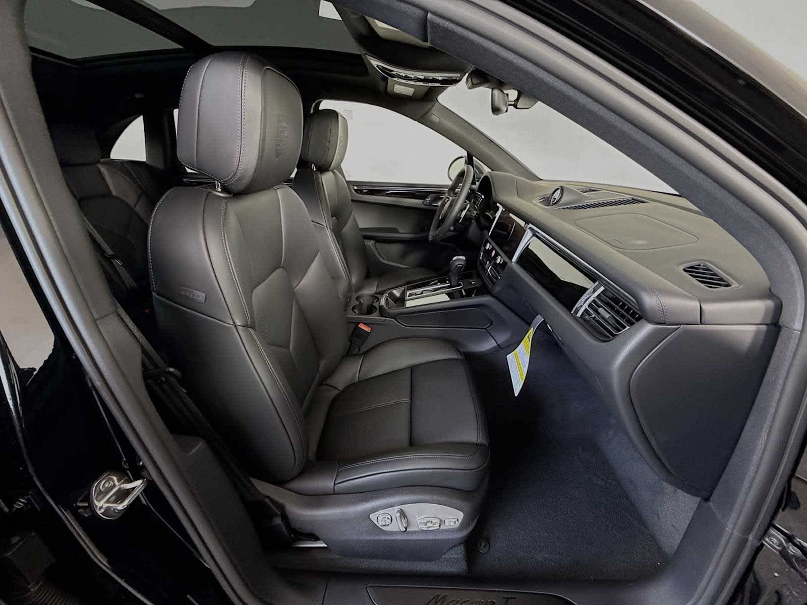 Thumbnail: 2026 Porsche Macan - 21