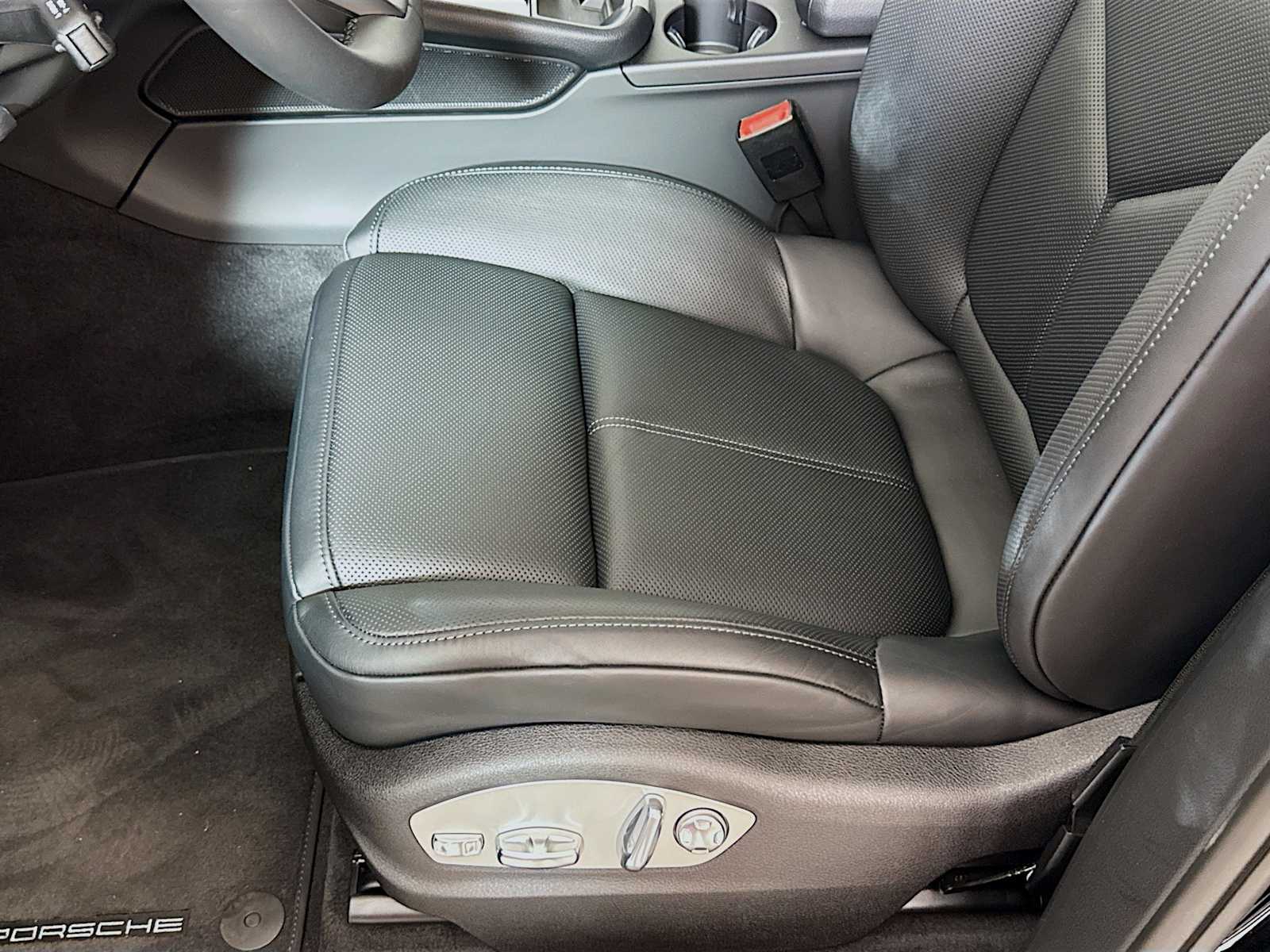 Thumbnail: 2025 Porsche Macan - 15