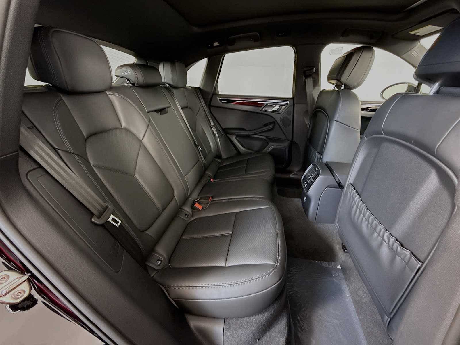 Thumbnail: 2026 Porsche Macan - 20