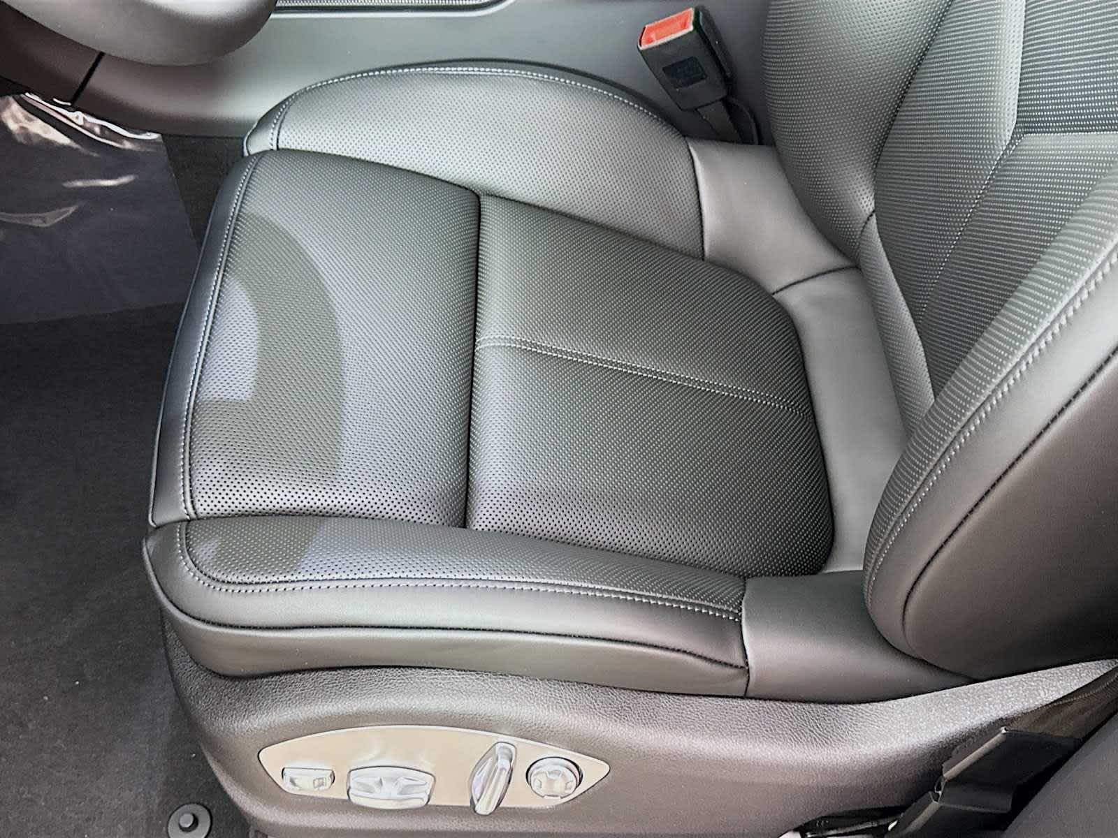 Thumbnail: 2026 Porsche Macan - 15