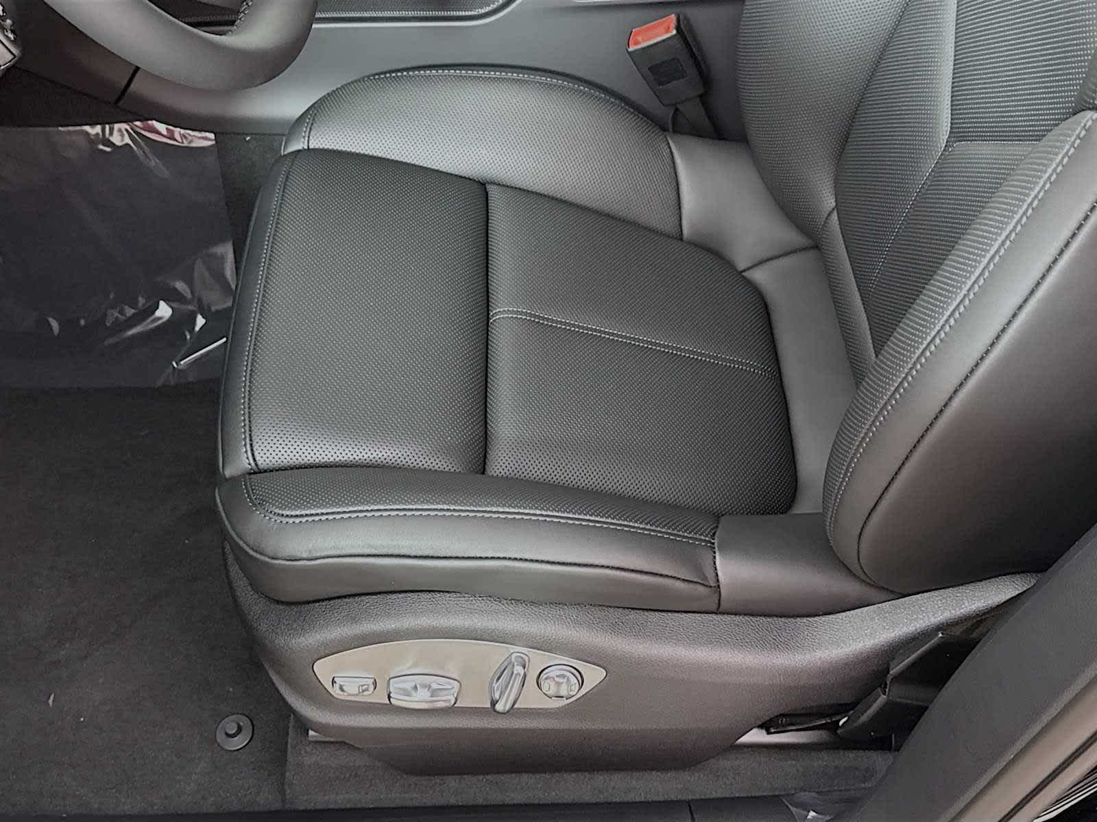 Thumbnail: 2026 Porsche Macan - 15