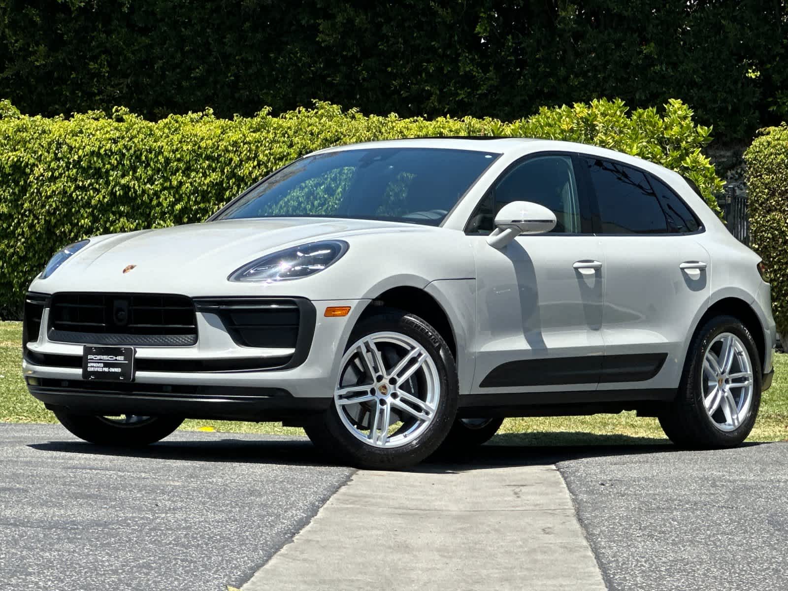 Thumbnail: 2025 Porsche Macan - 1