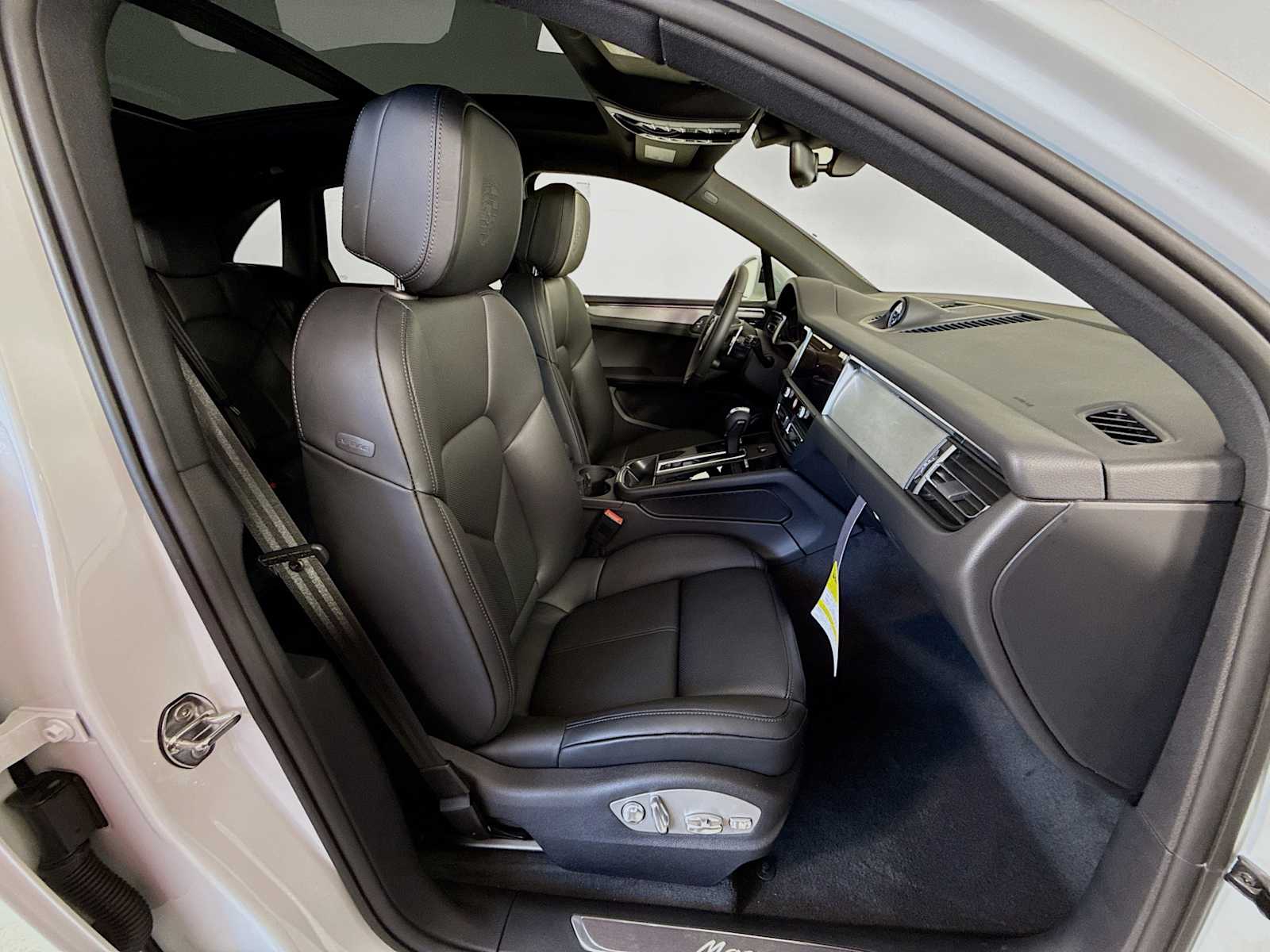 Thumbnail: 2026 Porsche Macan - 21