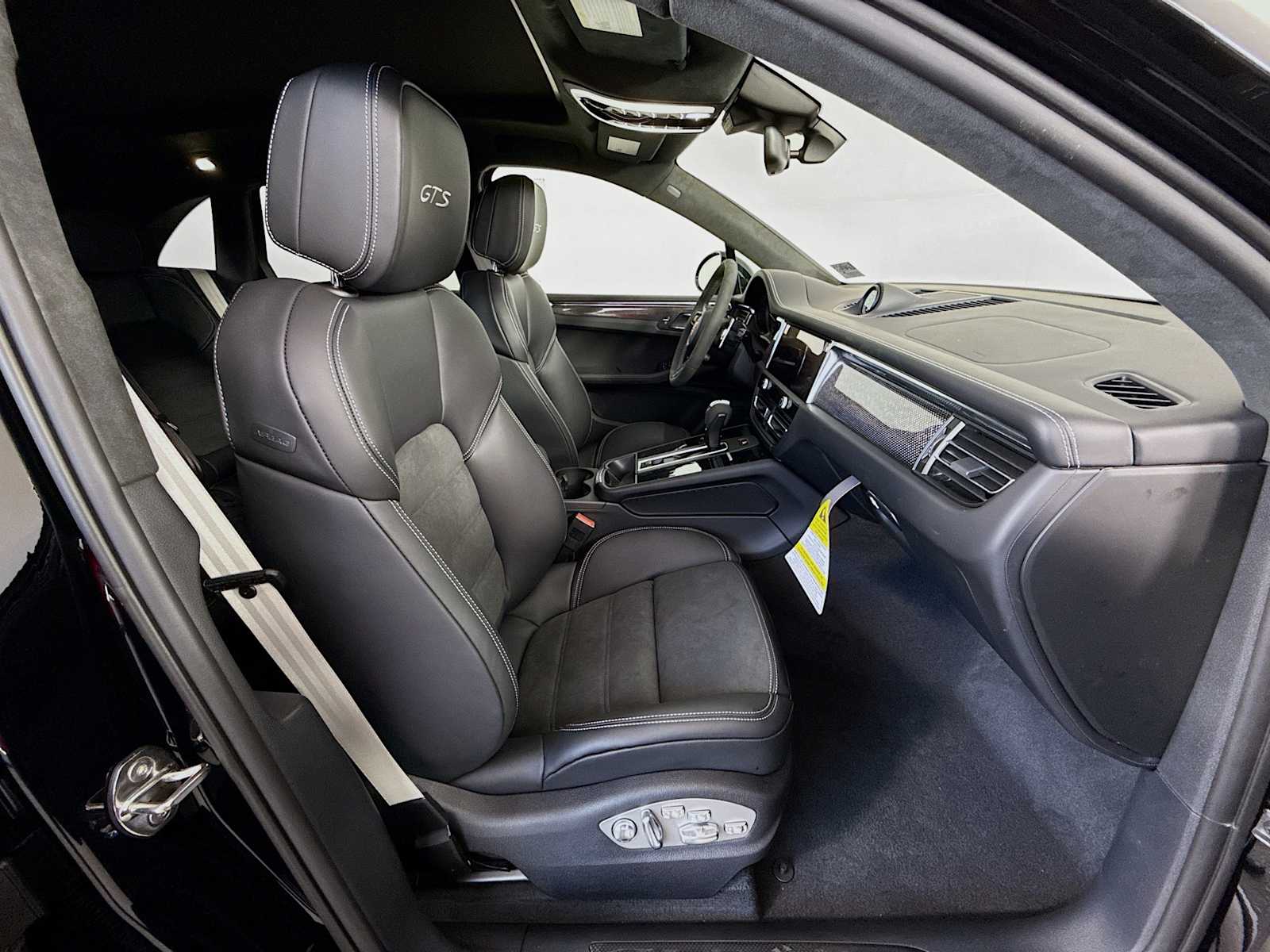 Thumbnail: 2025 Porsche Macan - 21