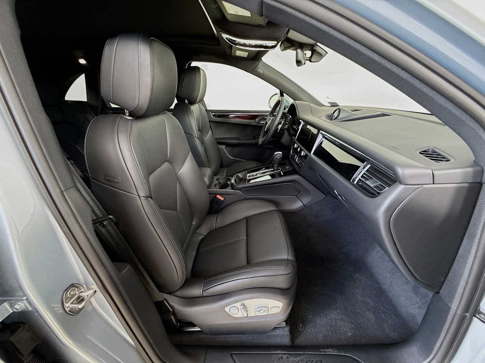 Thumbnail: 2026 Porsche Macan - 21