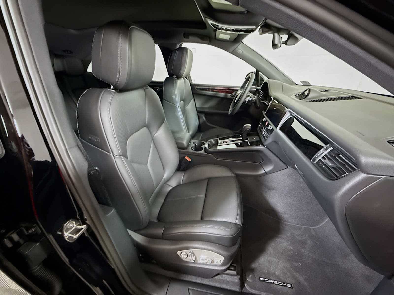 Thumbnail: 2025 Porsche Macan - 21