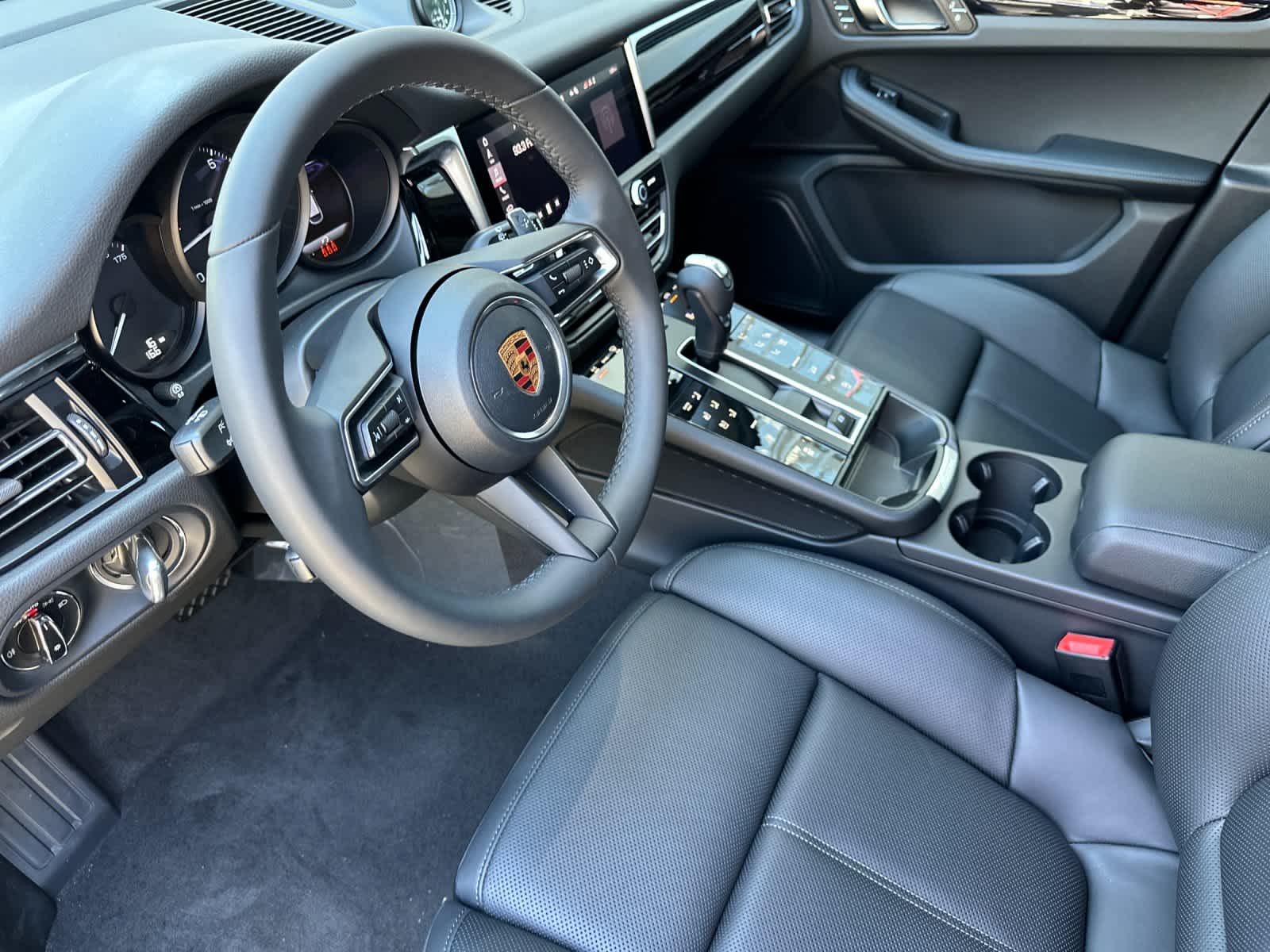 Thumbnail: 2026 Porsche Macan - 4