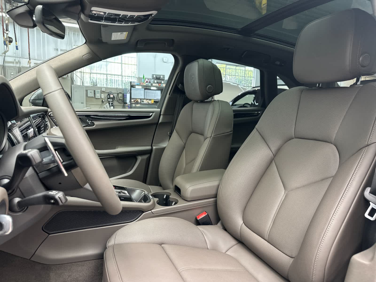 Thumbnail: 2026 Porsche Macan - 5