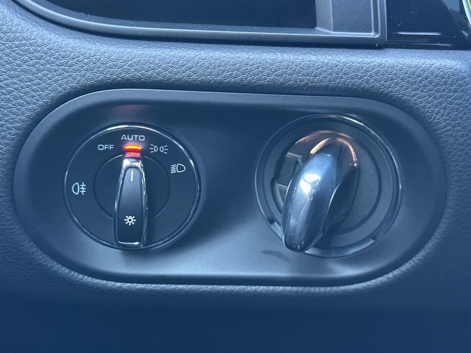 Thumbnail: 2026 Porsche Macan - 30