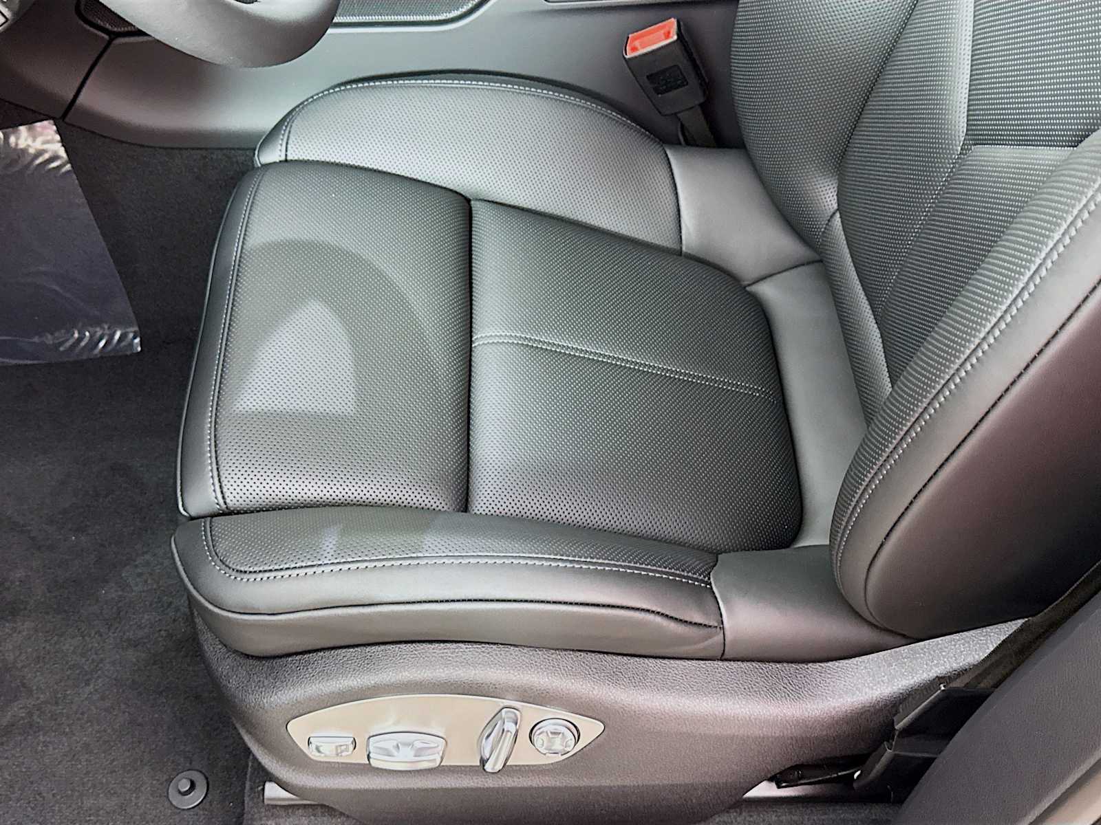 Thumbnail: 2026 Porsche Macan - 15