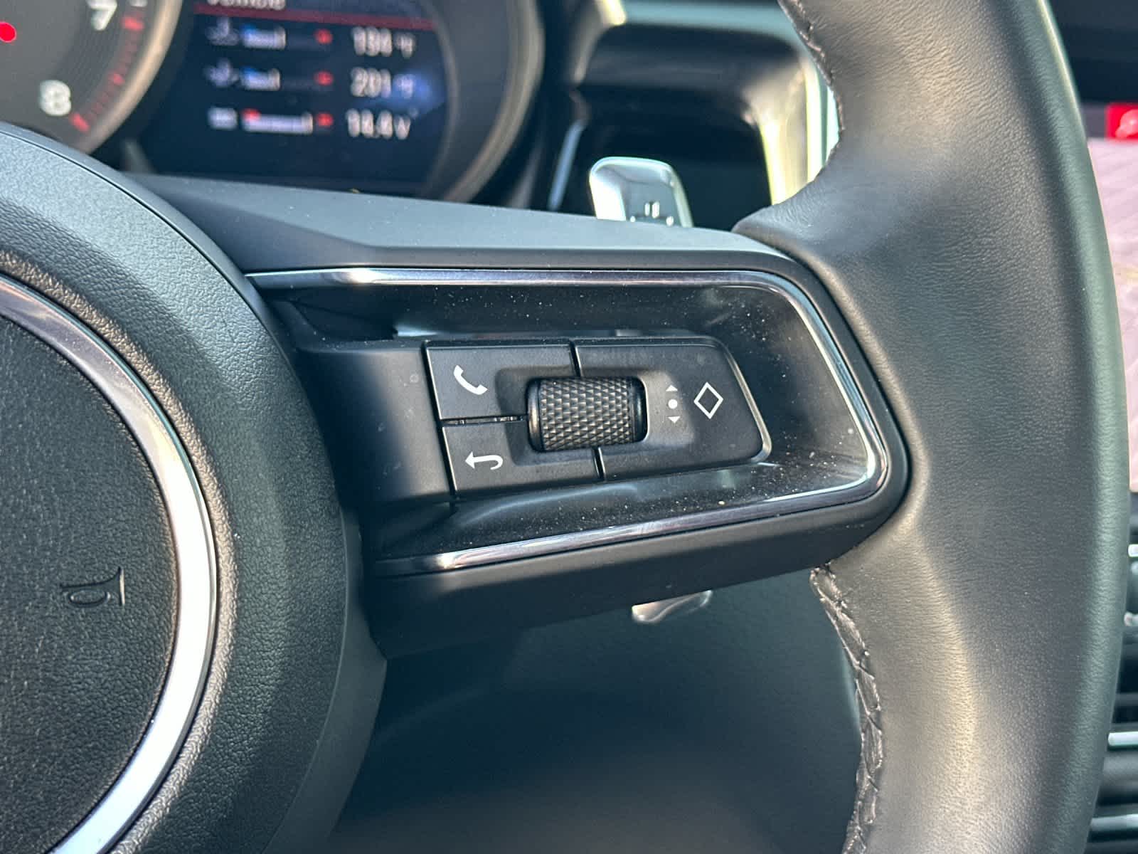 Thumbnail: 2025 Porsche Macan - 27