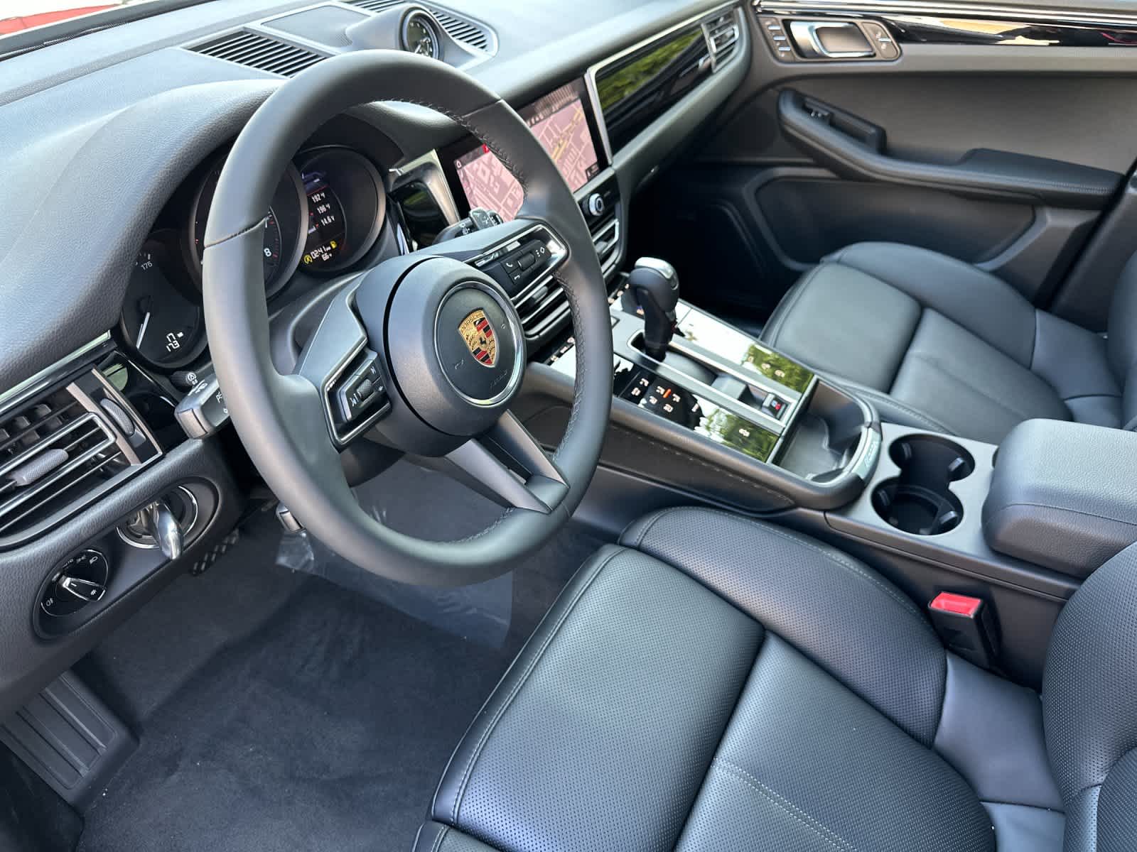 Thumbnail: 2026 Porsche Macan - 4