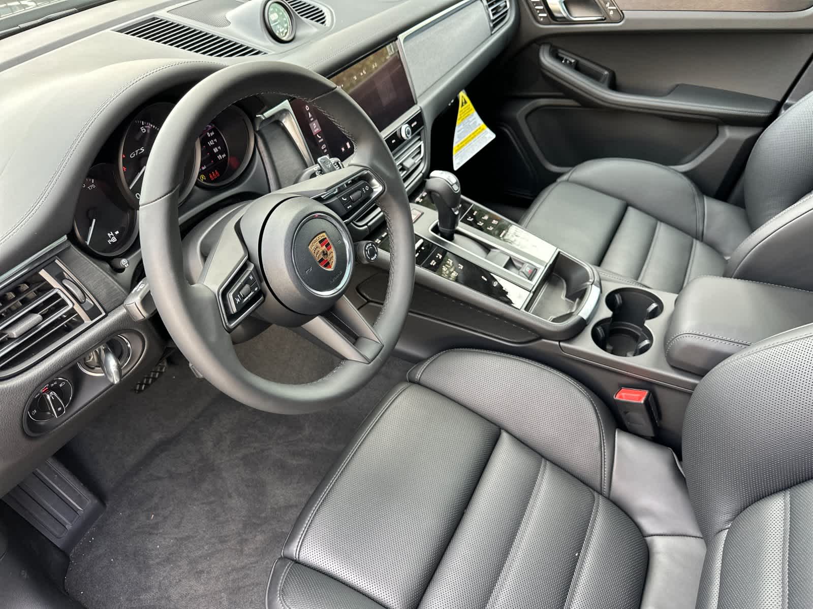 Thumbnail: 2026 Porsche Macan - 4