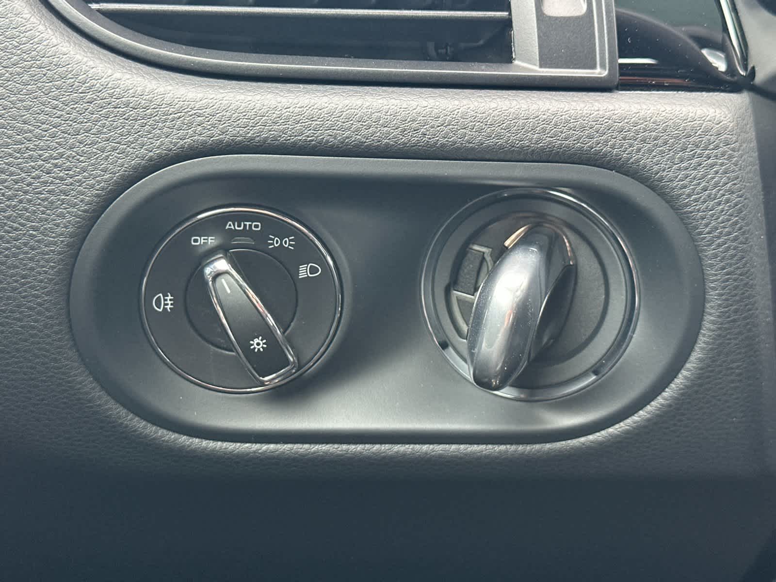 Thumbnail: 2026 Porsche Macan - 29