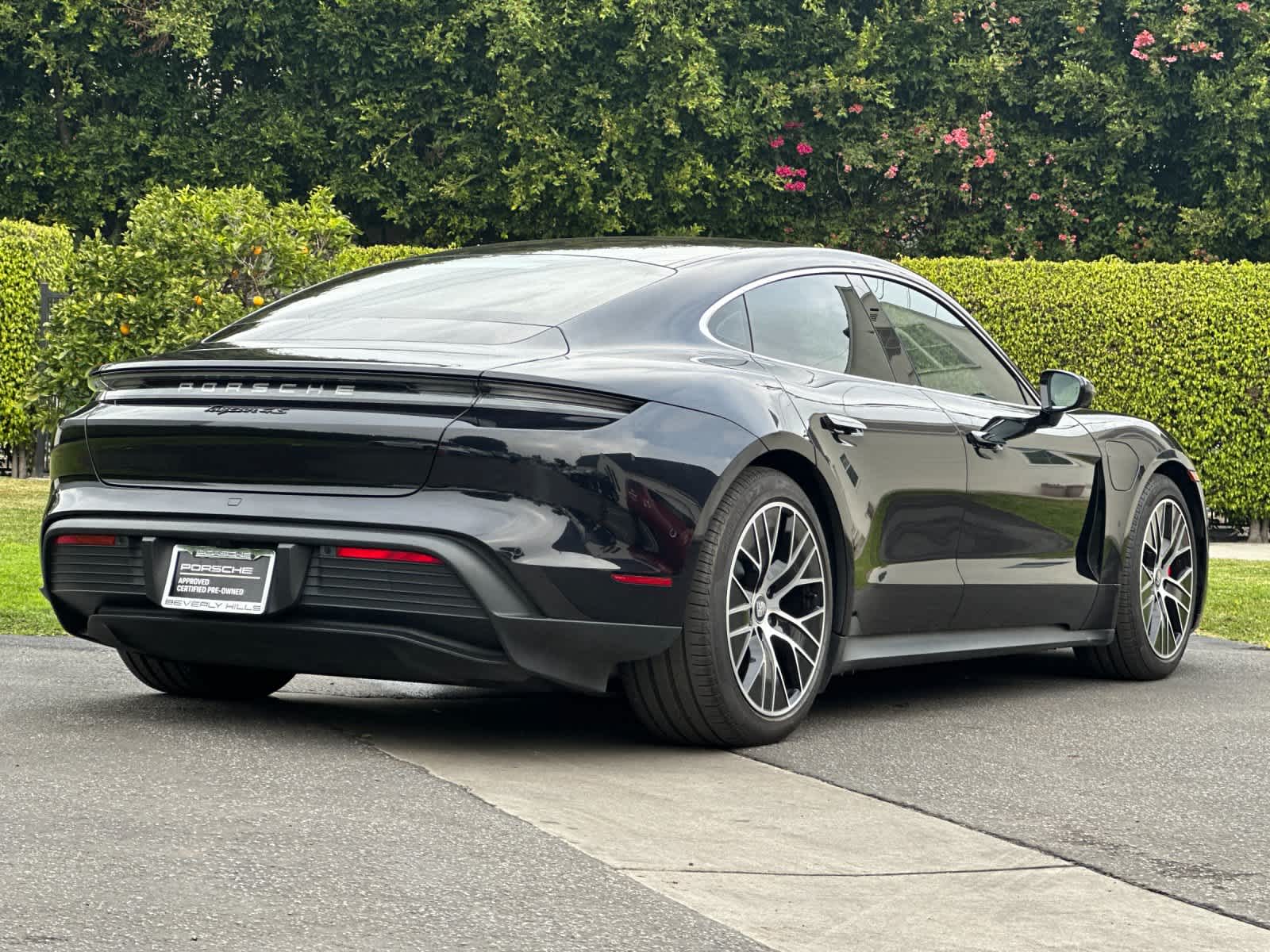 Thumbnail: 2022 Porsche Taycan - 8