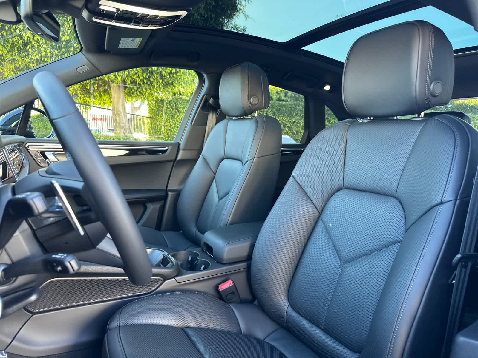 Thumbnail: 2026 Porsche Macan - 5