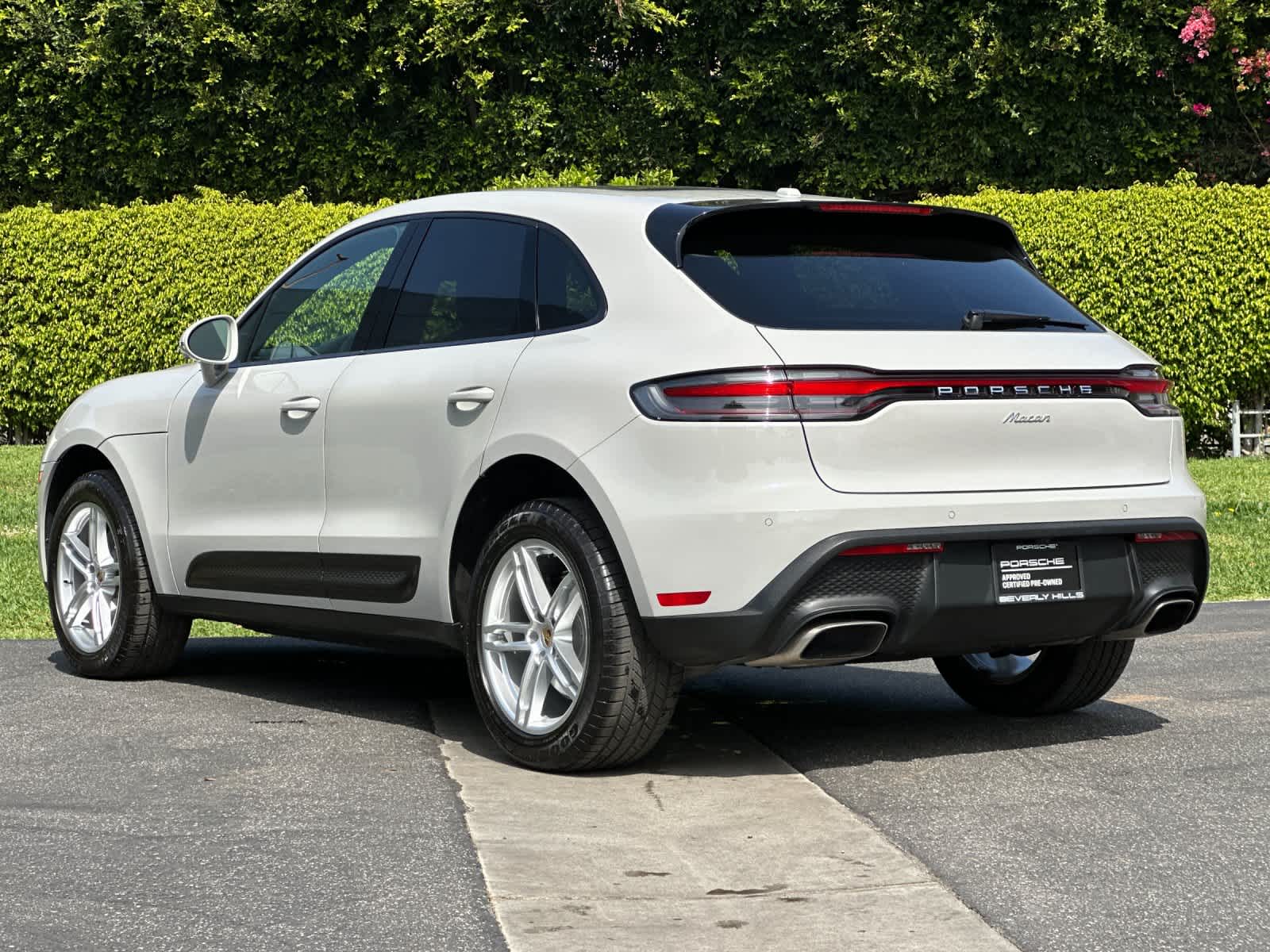 Thumbnail: 2023 Porsche Macan - 2