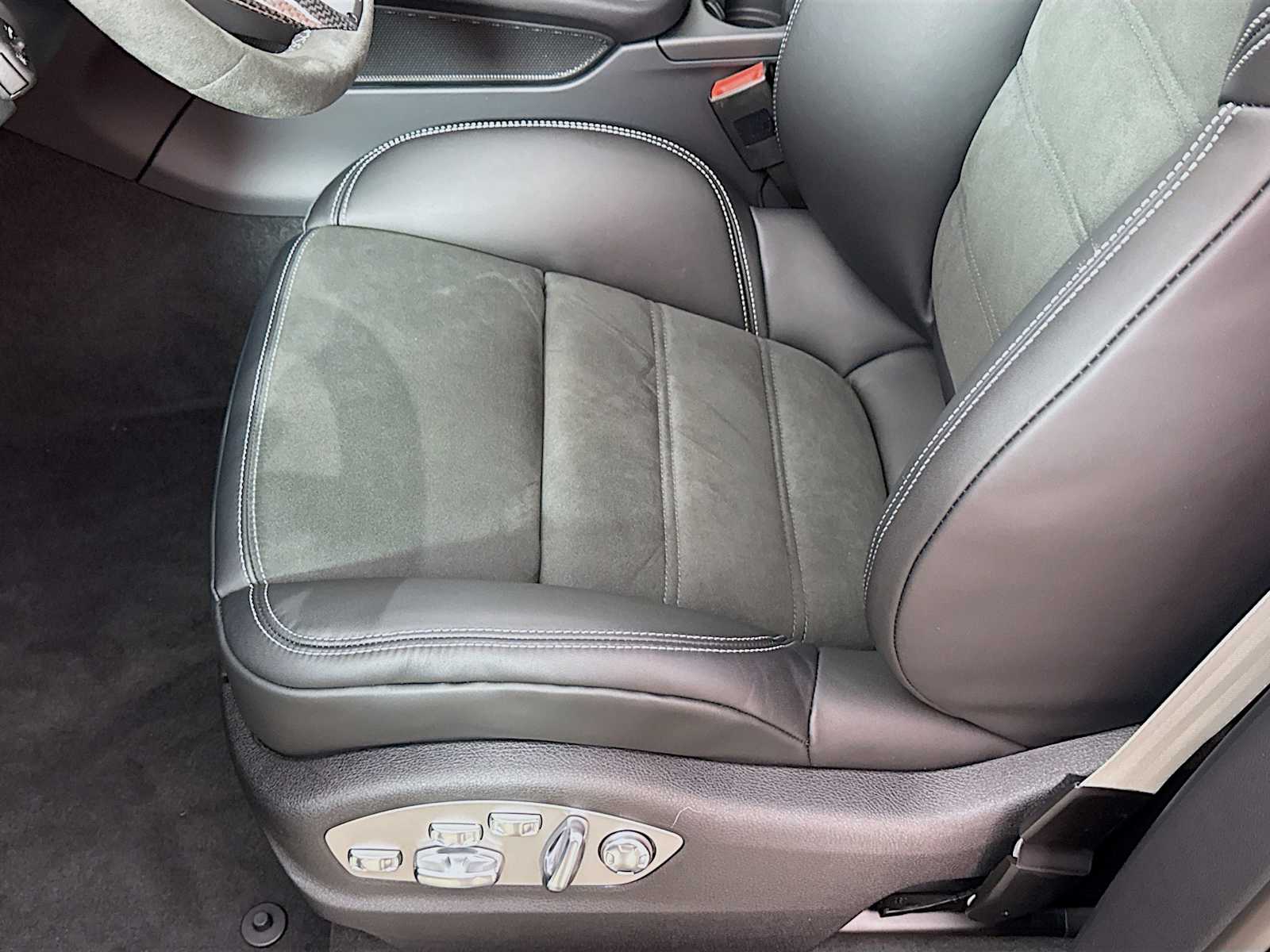 Thumbnail: 2025 Porsche Macan - 15