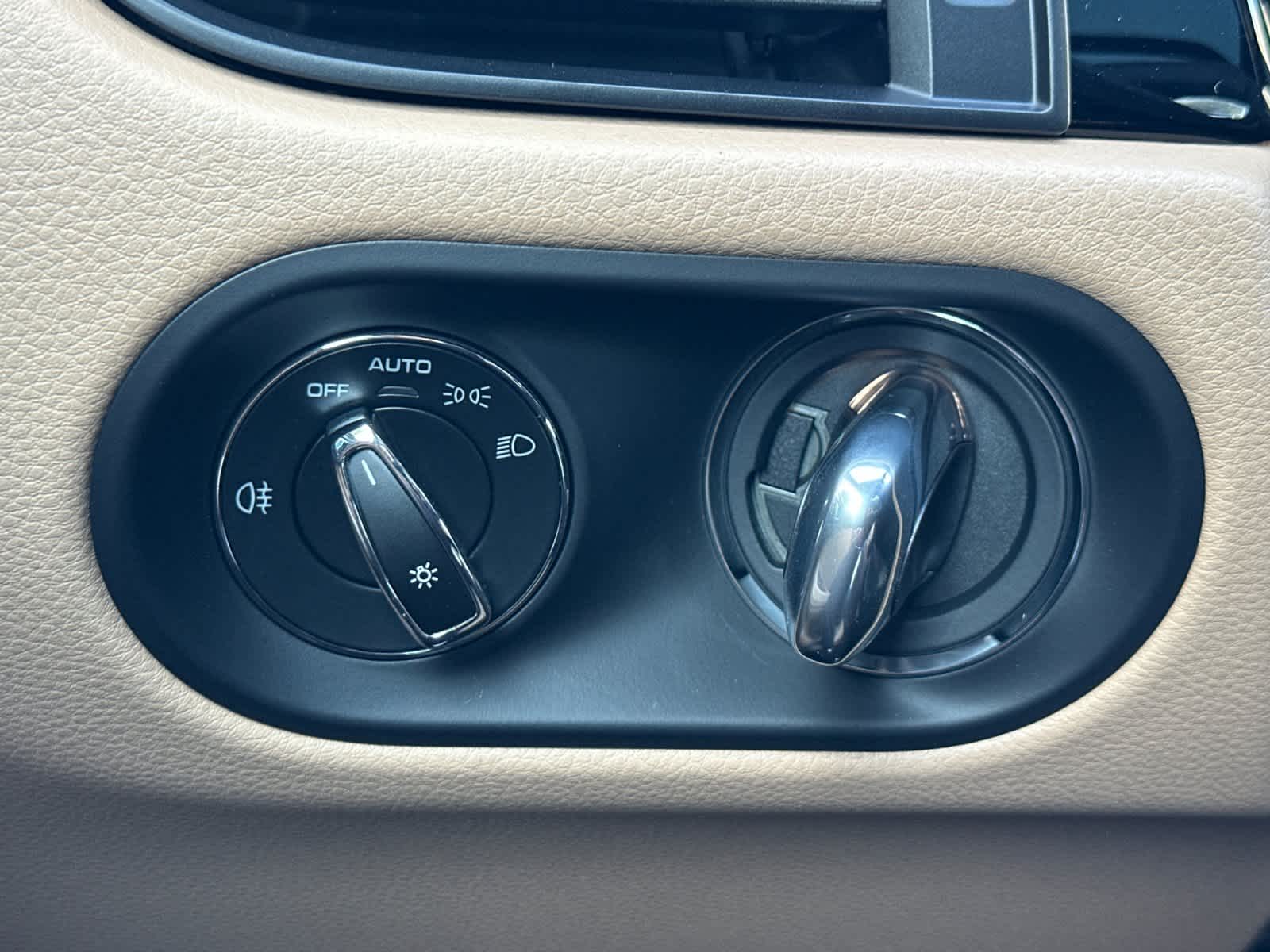 Thumbnail: 2026 Porsche Macan - 30