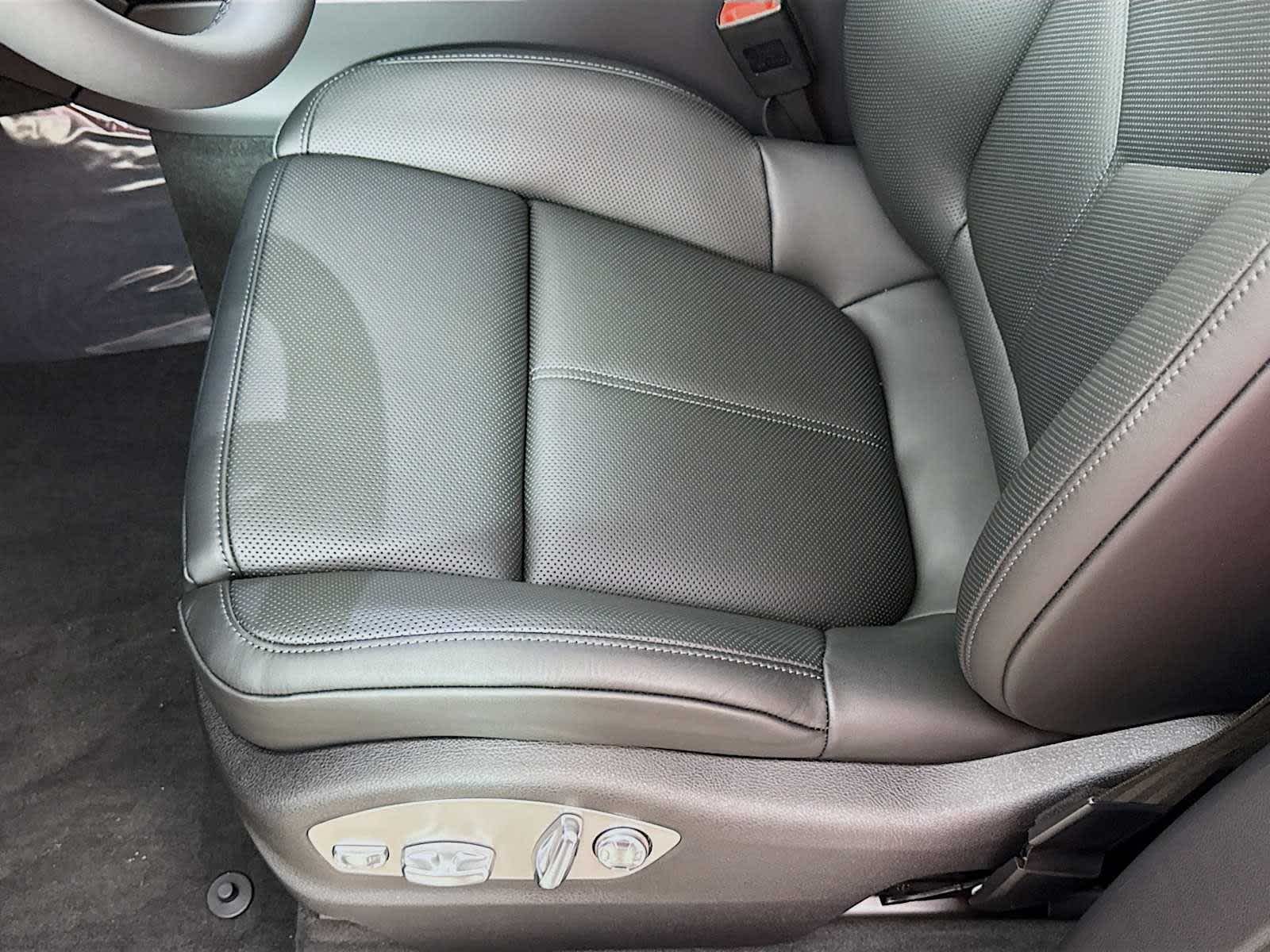 Thumbnail: 2026 Porsche Macan - 15