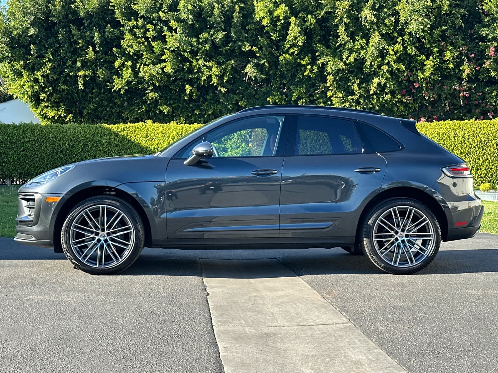 Thumbnail: 2025 Porsche Macan - 2